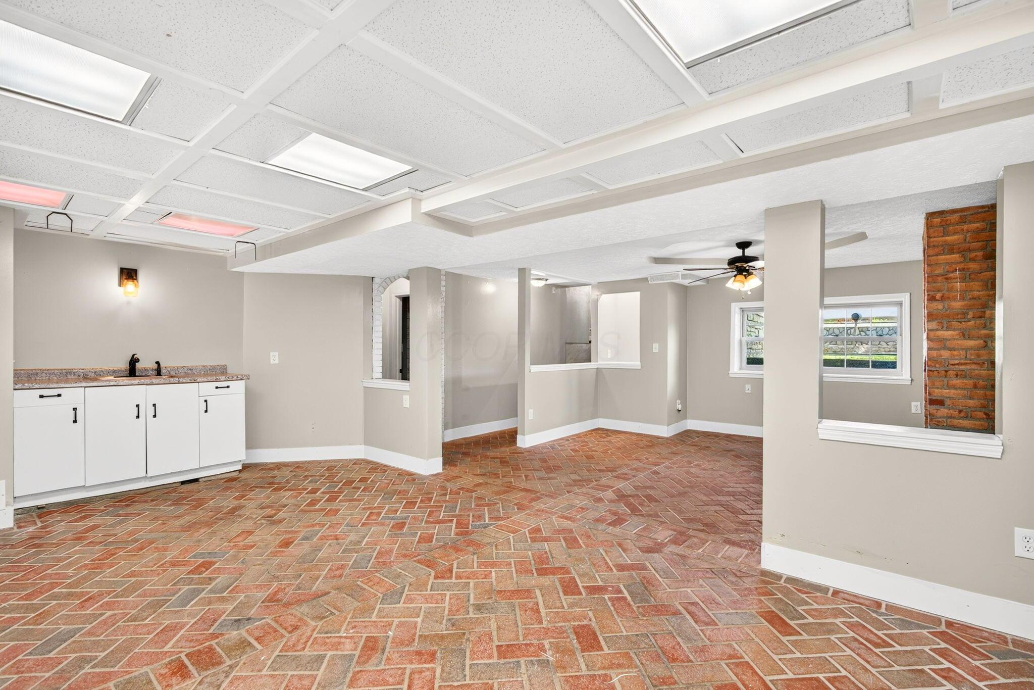 17 E Oak Street Property Photo 19