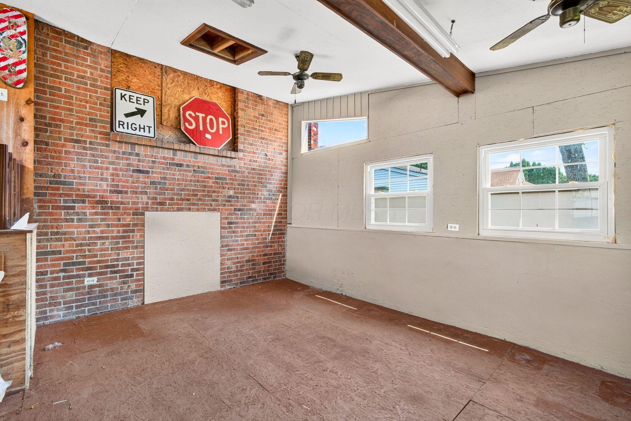 17 E Oak Street Property Photo 26
