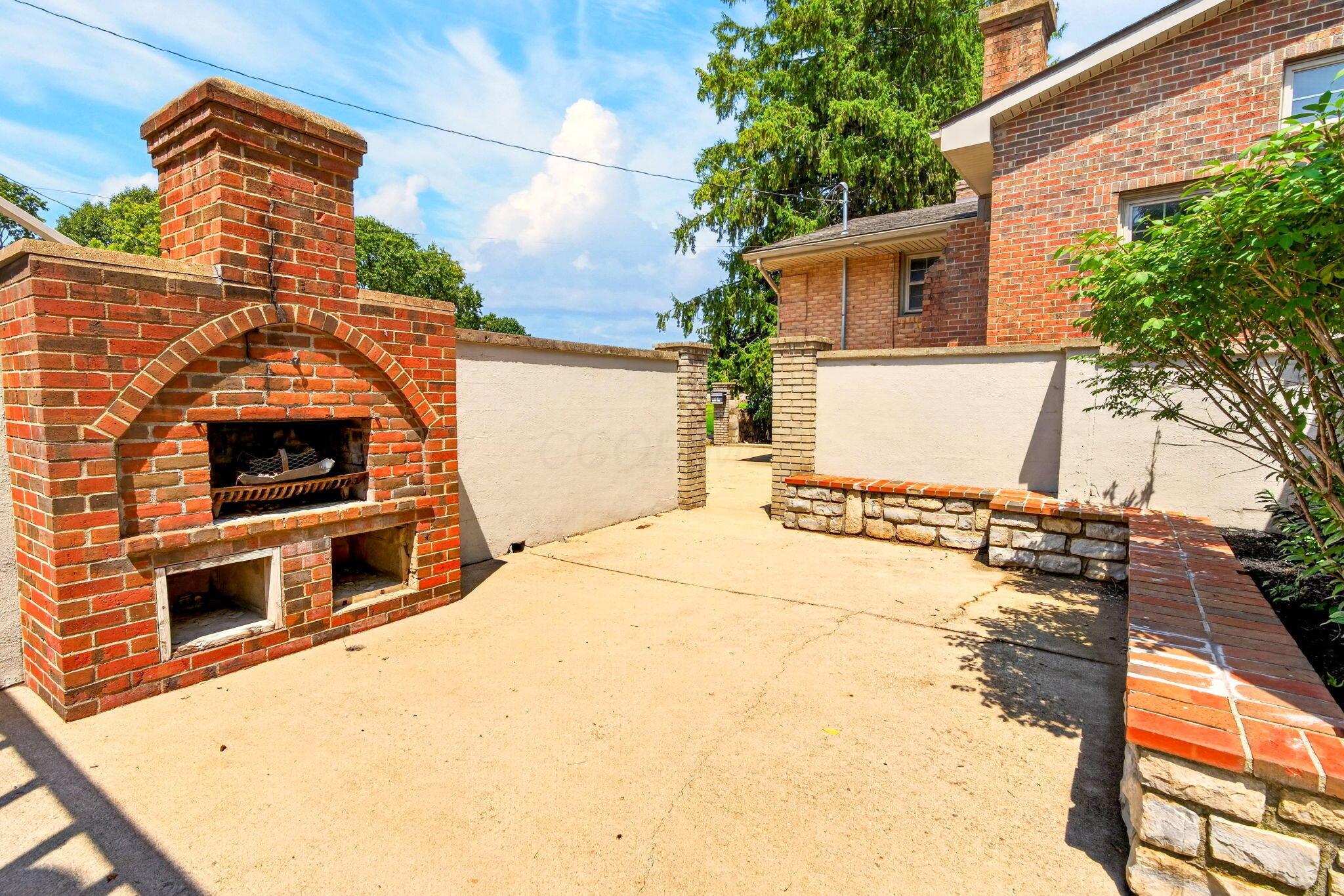 17 E Oak Street Property Photo 30