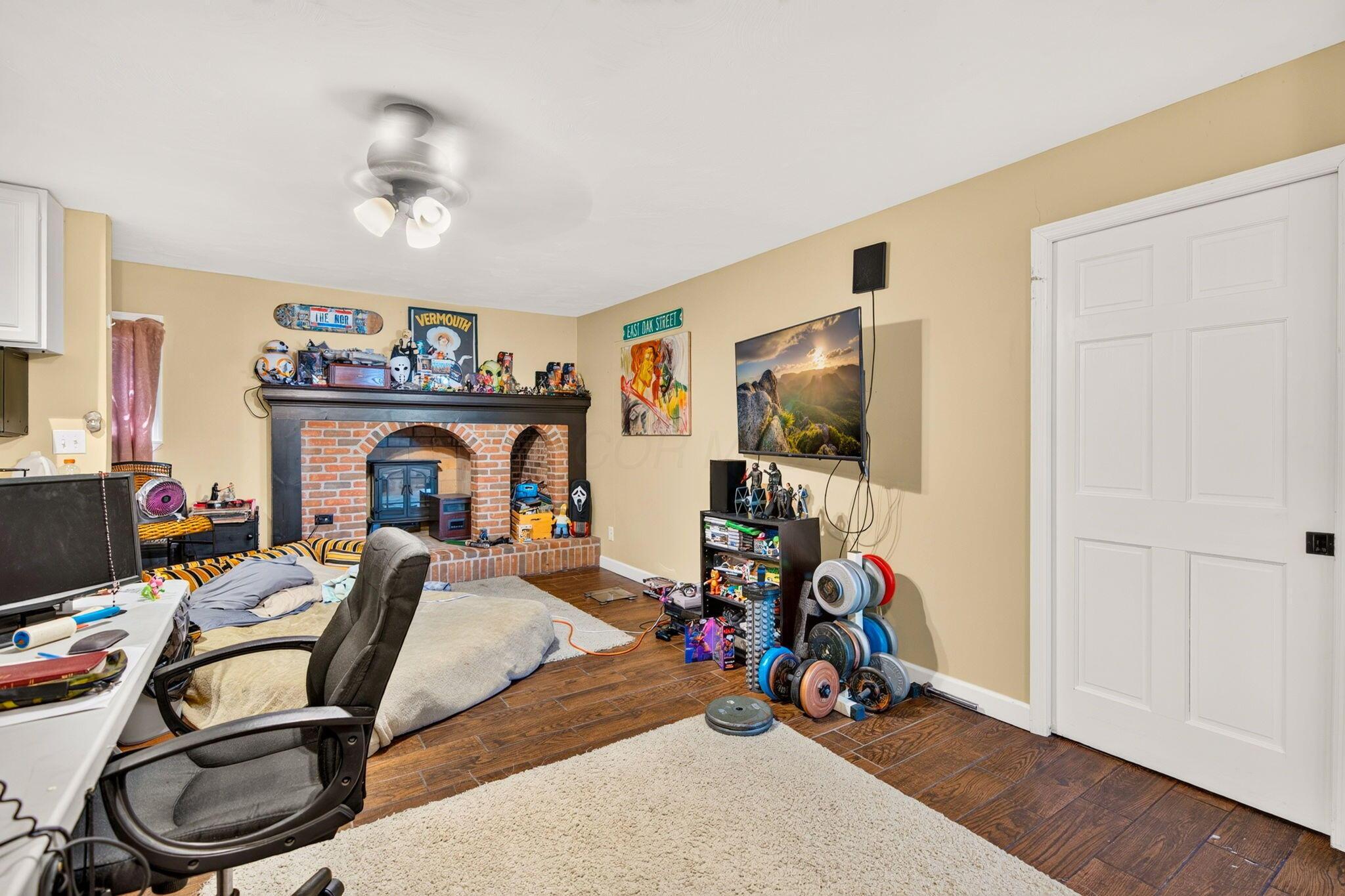 17 E Oak Street Property Photo 32