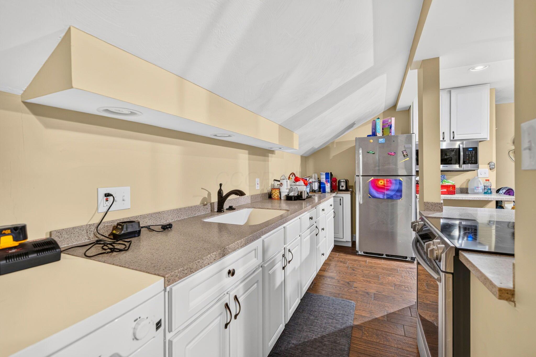 17 E Oak Street Property Photo 33