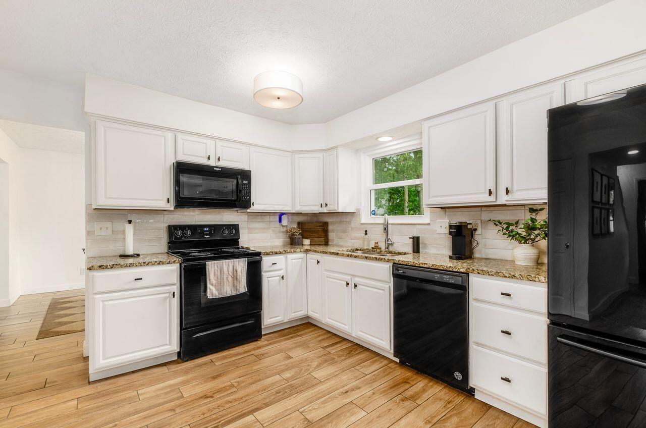 6016 Winterberry Drive Property Photo 8