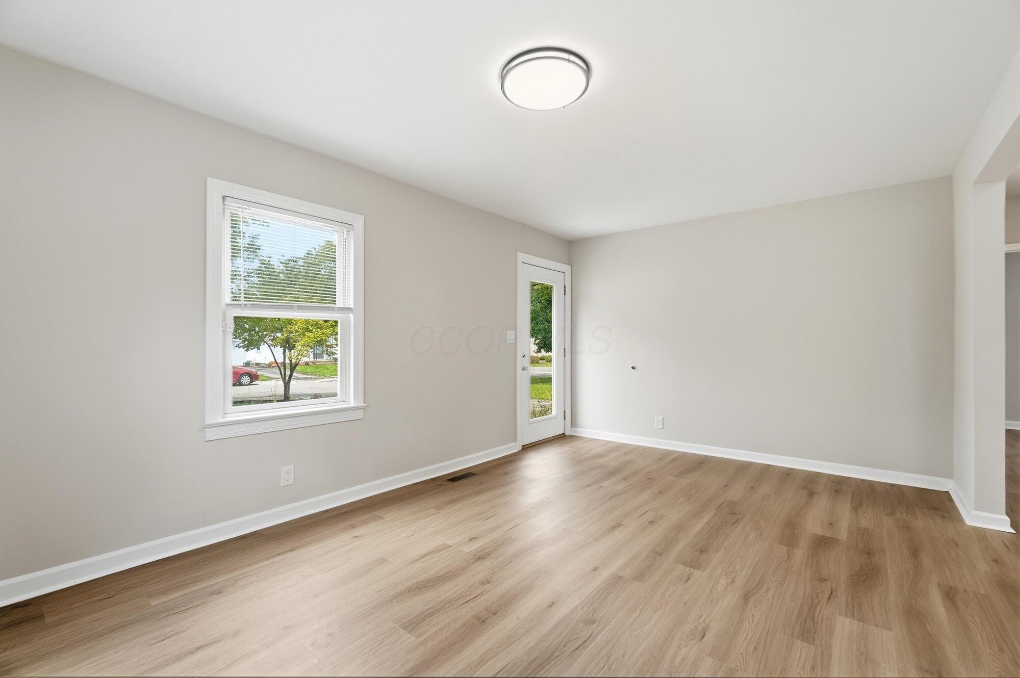 883 W 9th Avenue Property Photo 8