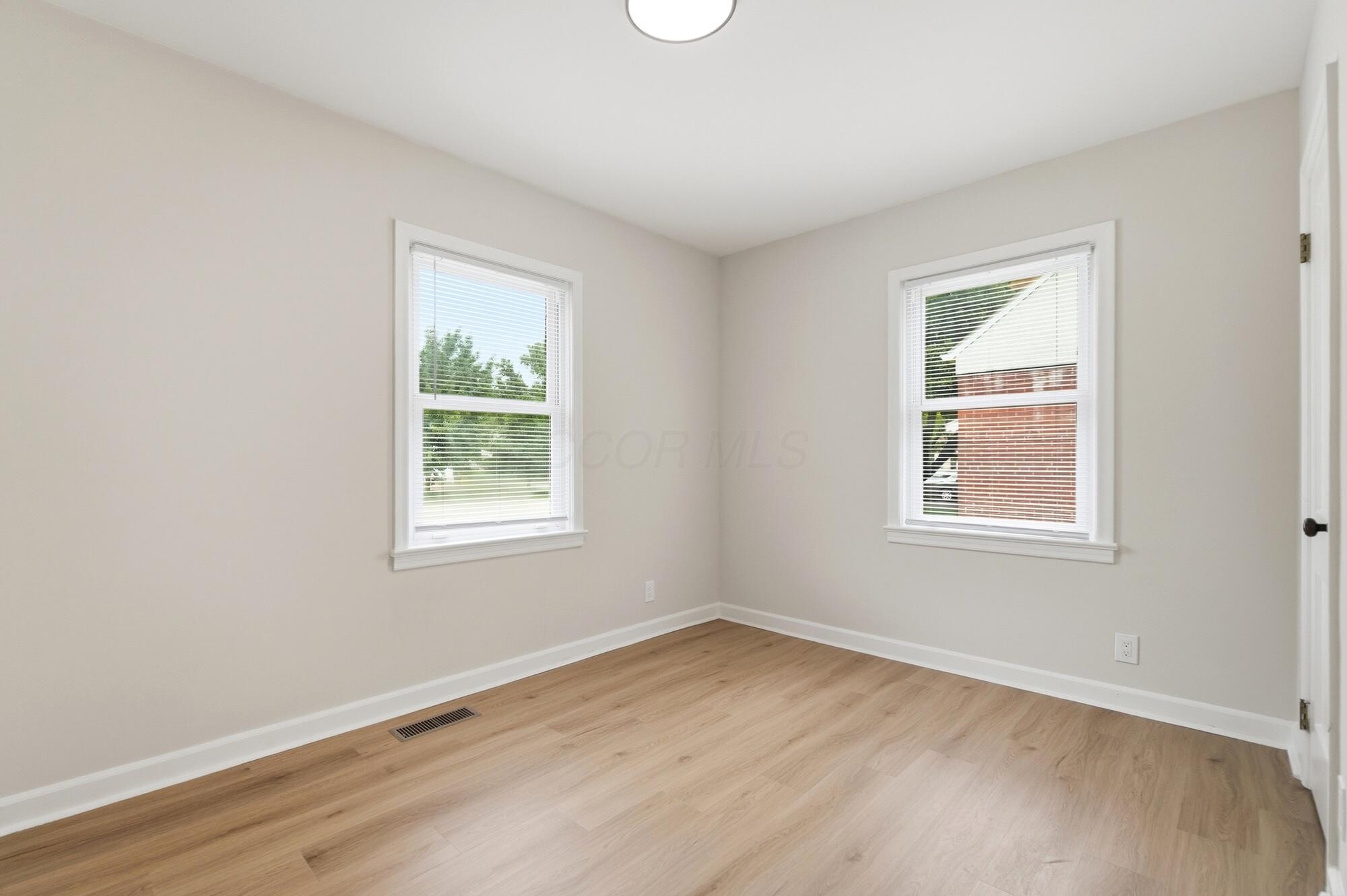 883 W 9th Avenue Property Photo 23