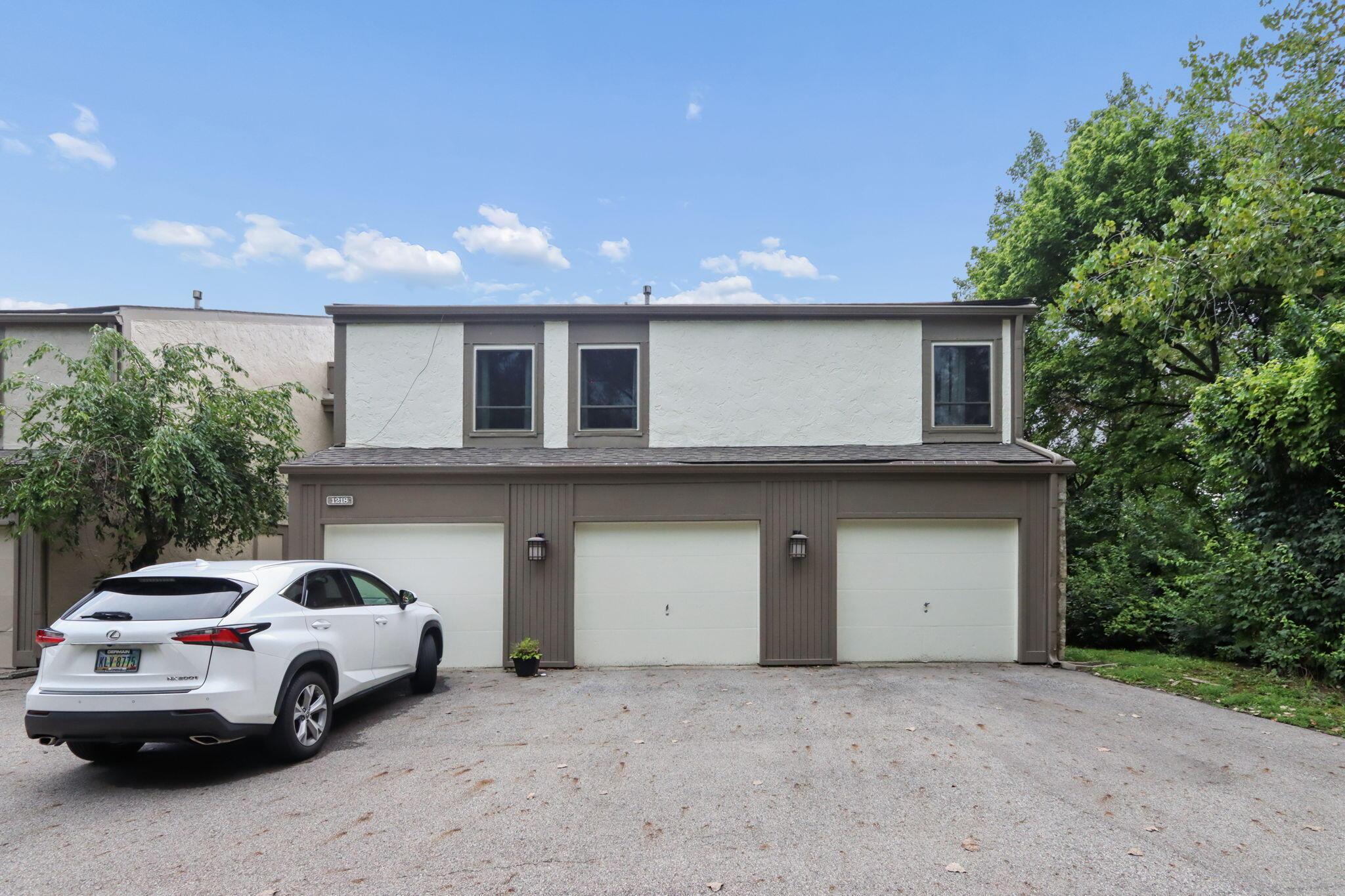 1218 Lake Shore, B Property Photo 3