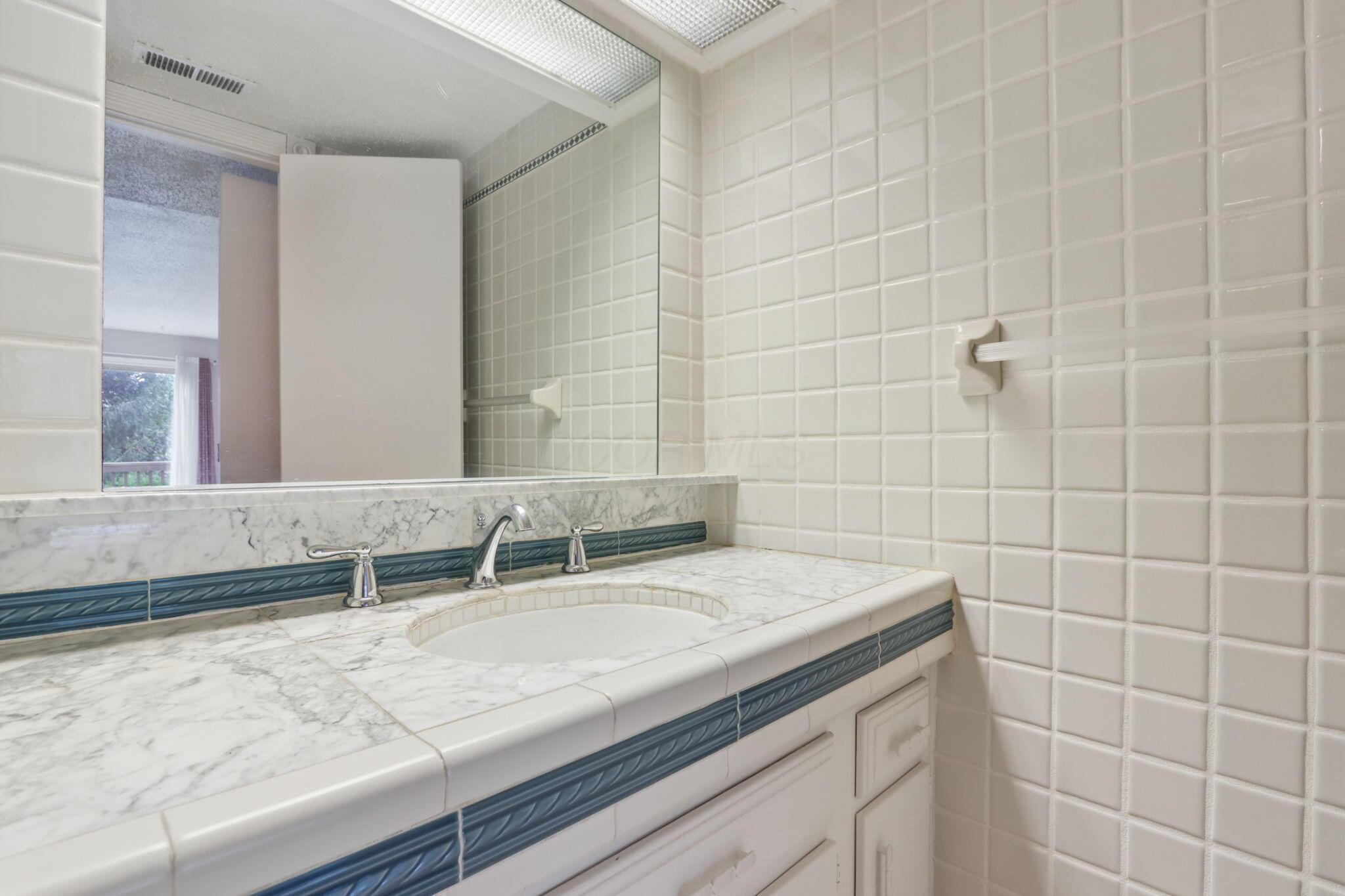 1218 Lake Shore, B Property Photo 23
