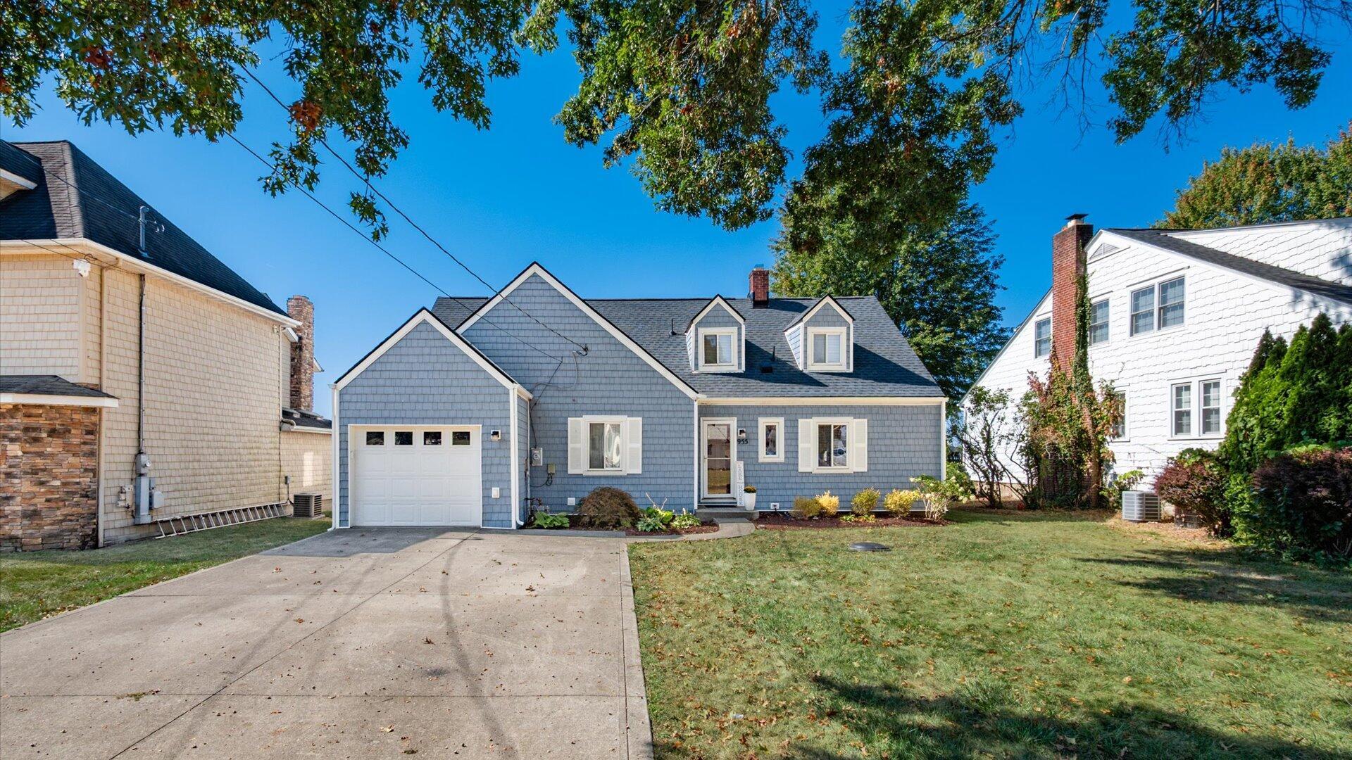 955 Lake Shore Drive E Property Photo 4
