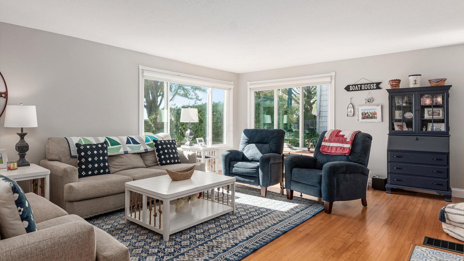 955 Lake Shore Drive E Property Photo 7