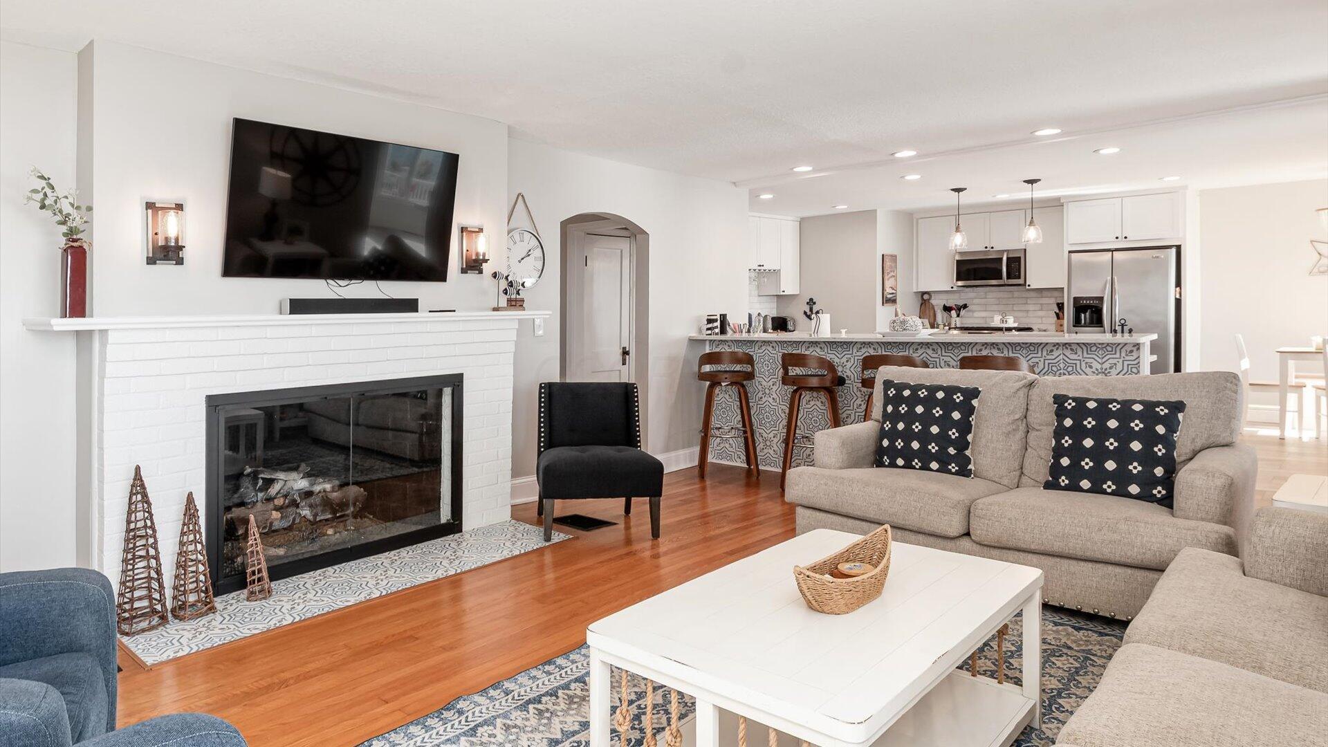 955 Lake Shore Drive E Property Photo 9