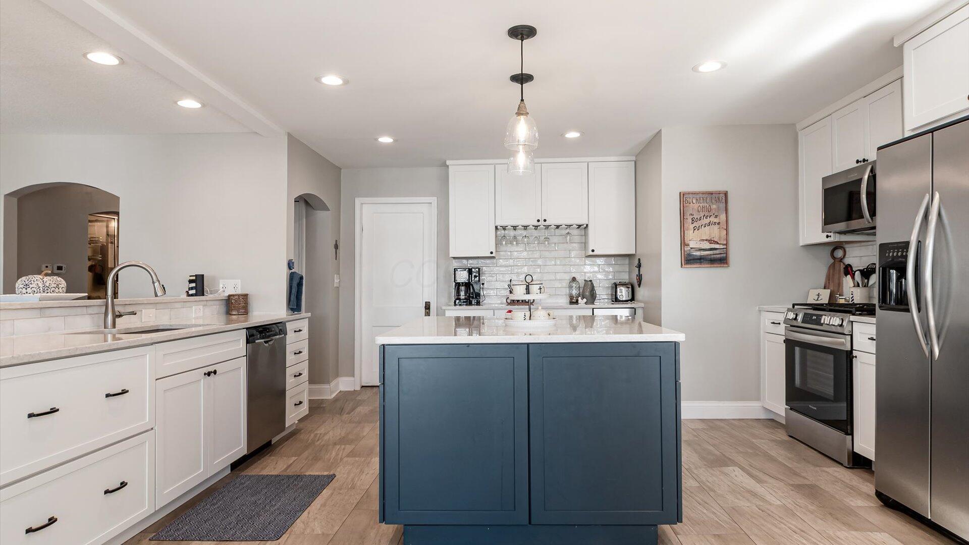 955 Lake Shore Drive E Property Photo 15