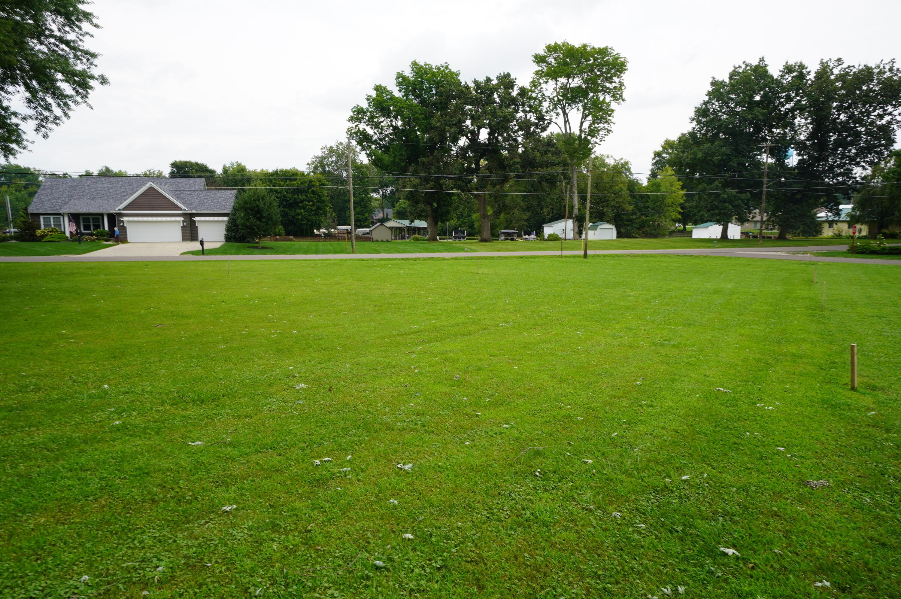 1102 W Lakeshore Se Property Photo 1