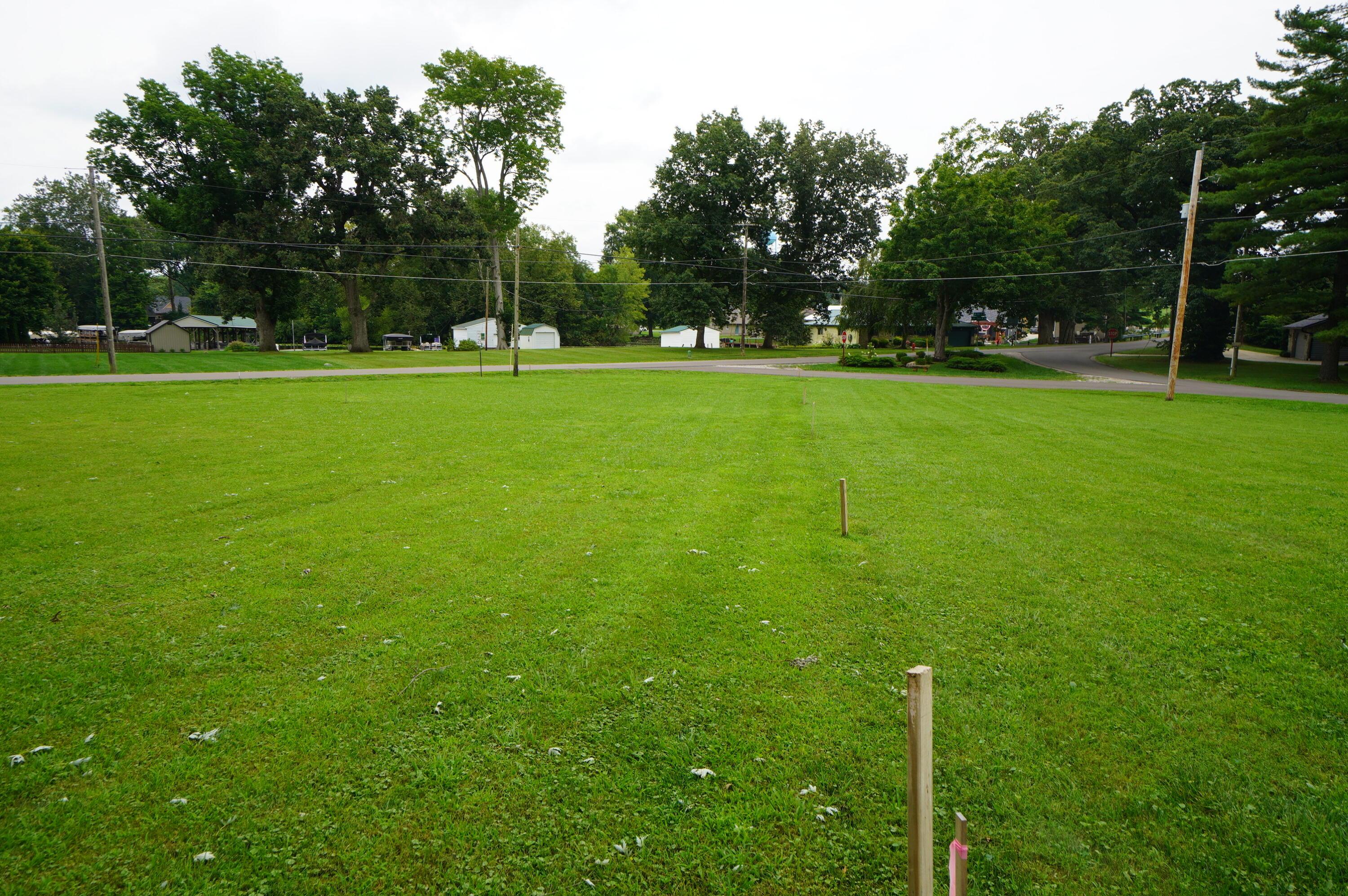 1102 W Lakeshore Se Property Photo 2