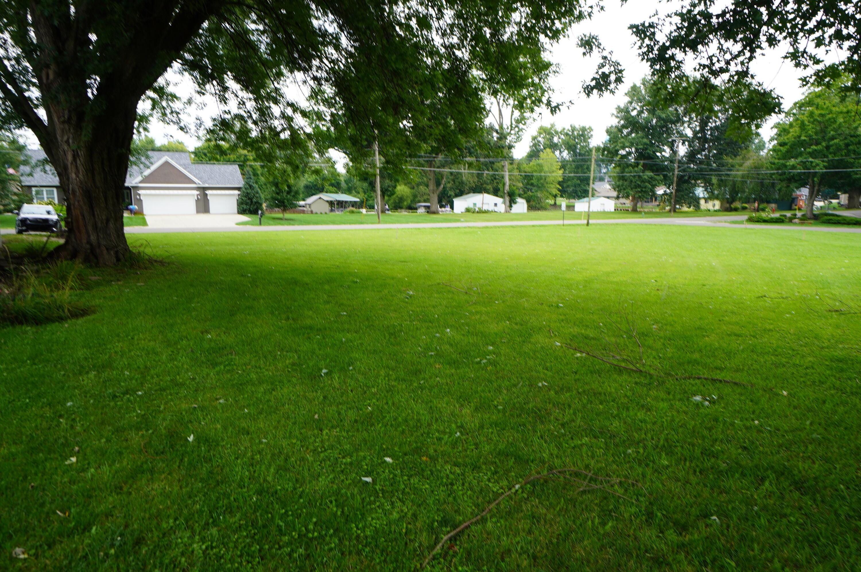 1102 W Lakeshore Se Property Photo 4
