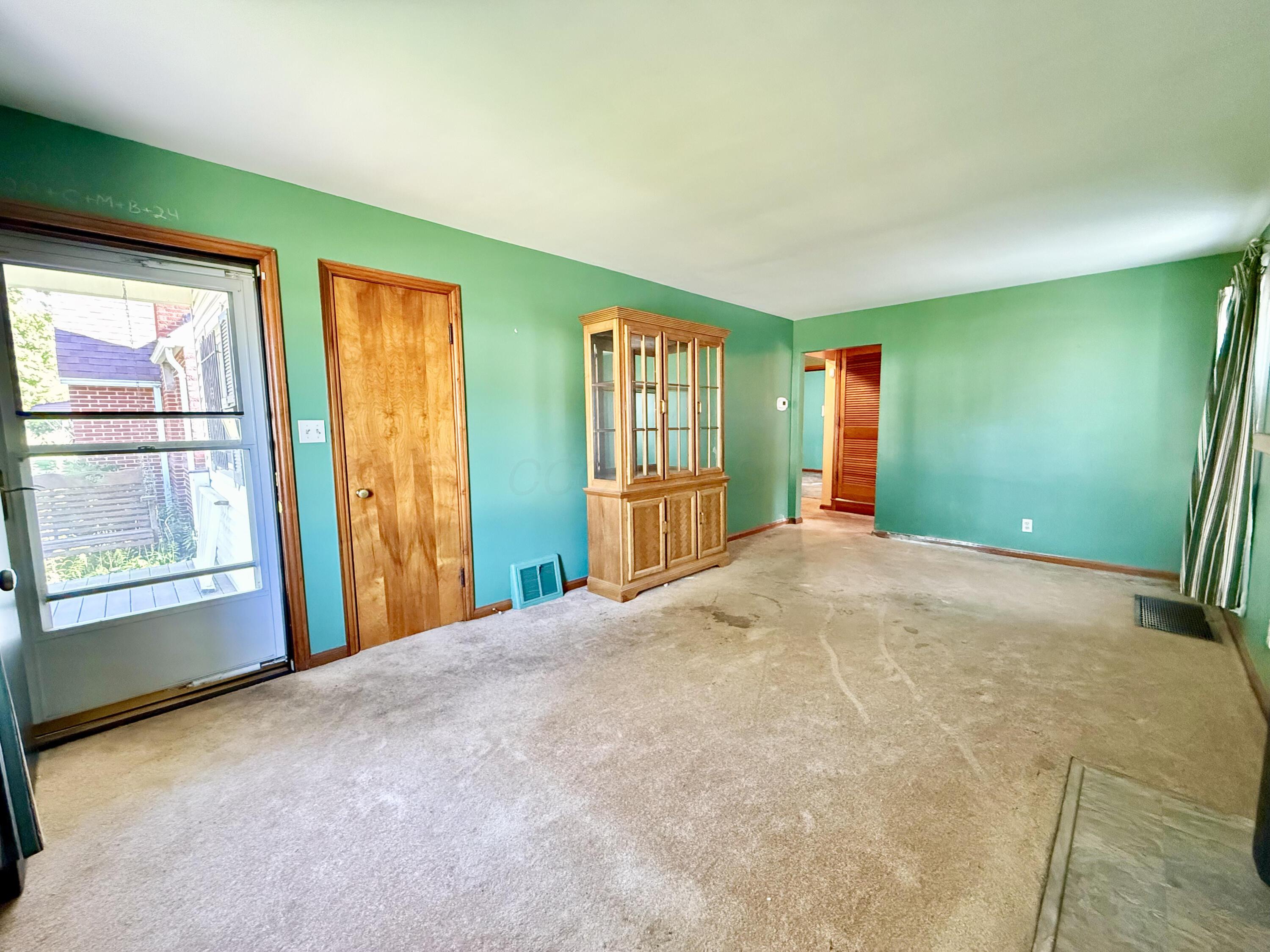 800 S Roys Avenue Property Photo 4
