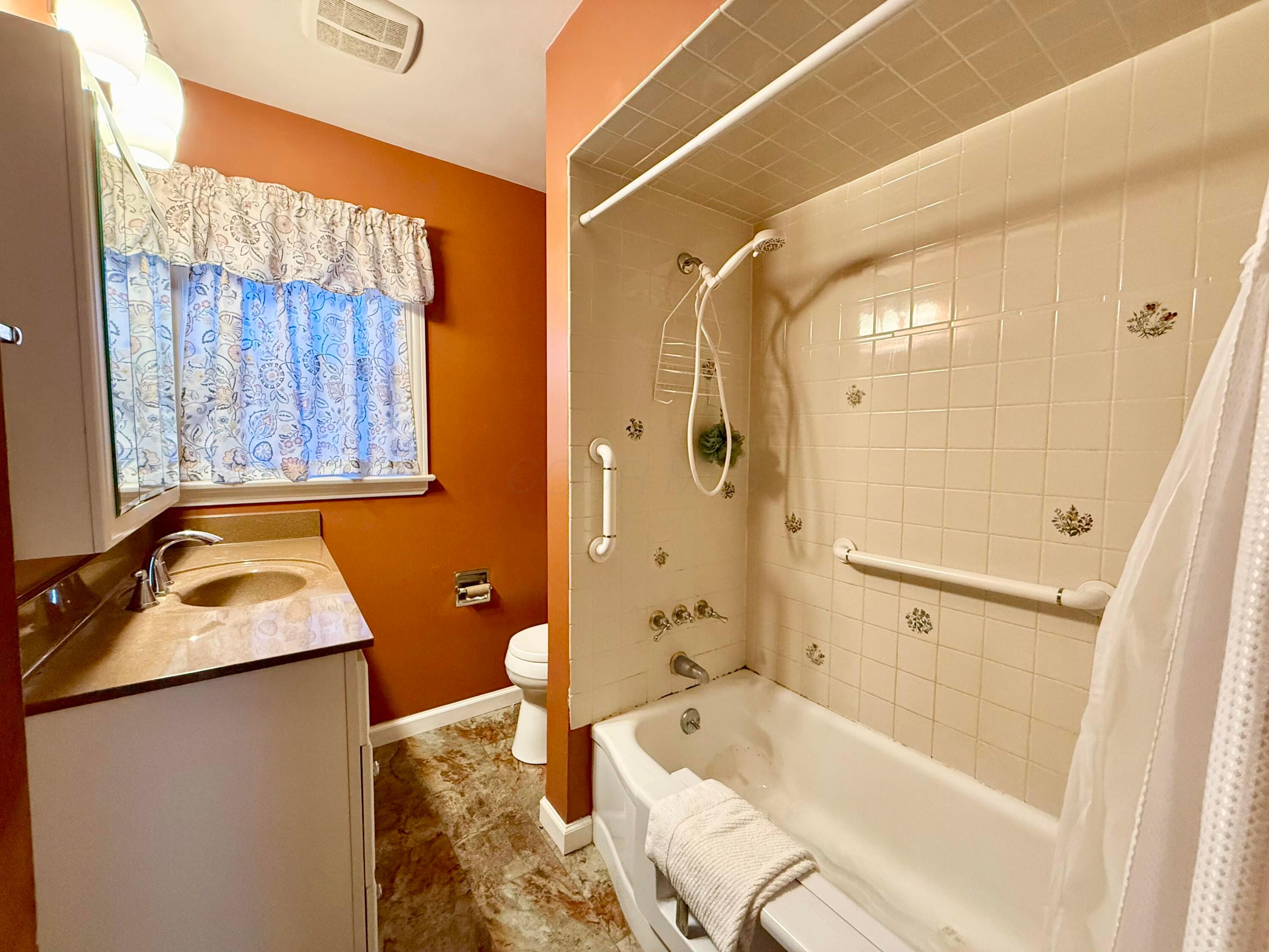 800 S Roys Avenue Property Photo 15