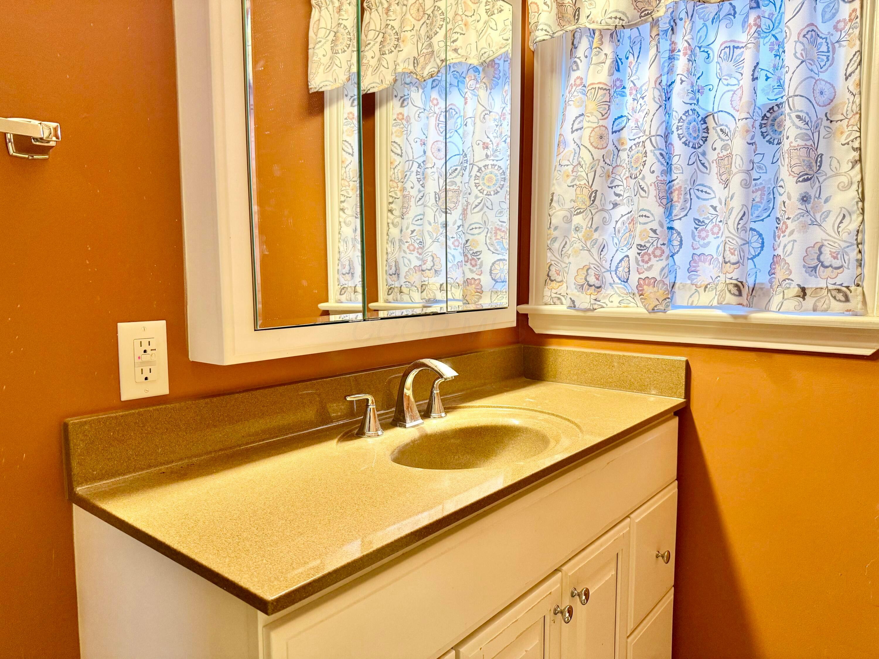 800 S Roys Avenue Property Photo 16