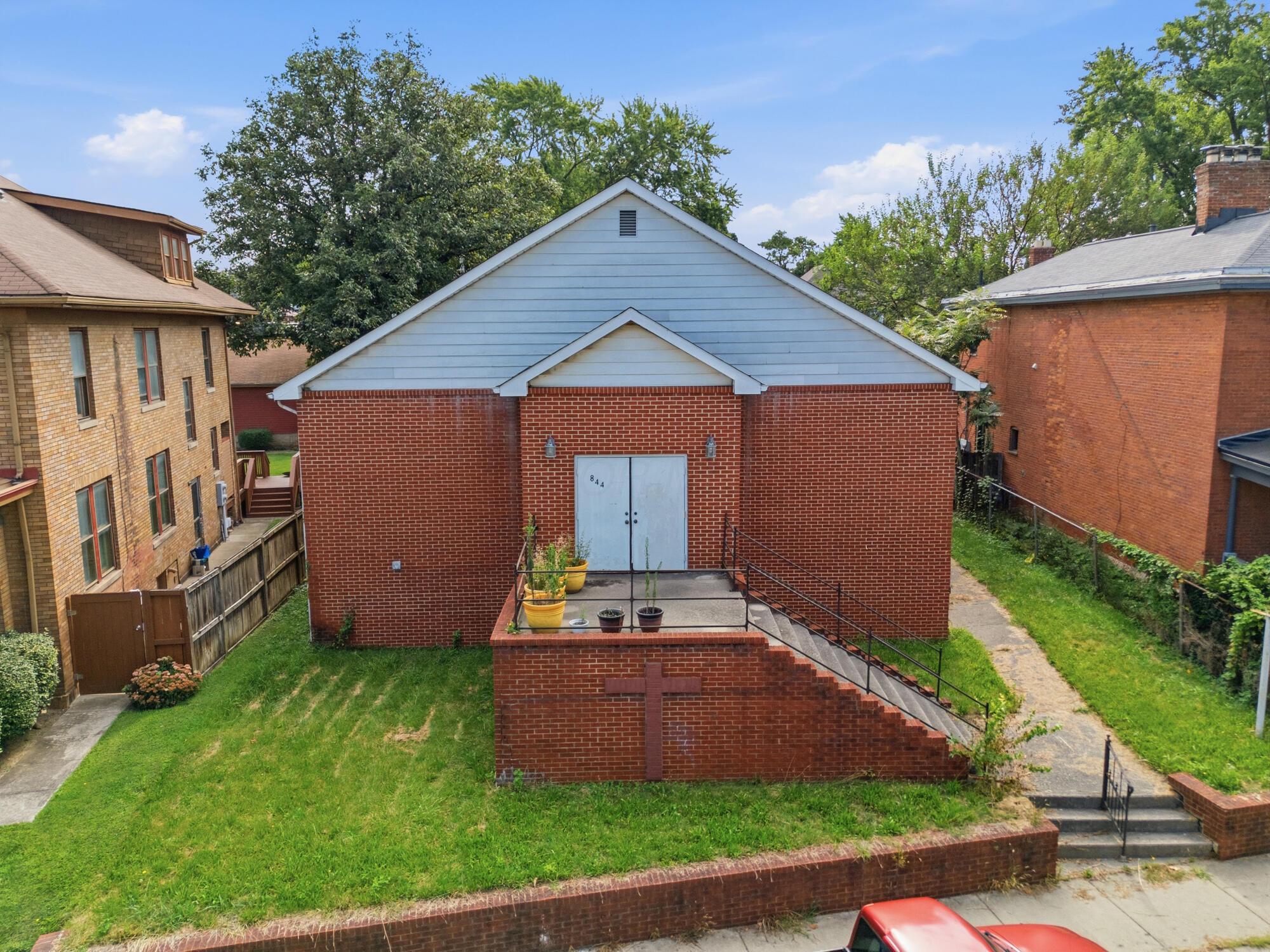 844 Summit Street Property Photo 1