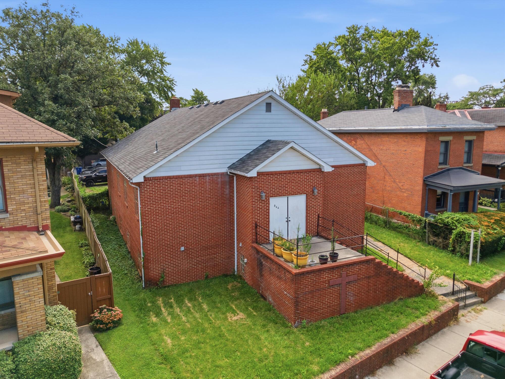 844 Summit Street Property Photo 2