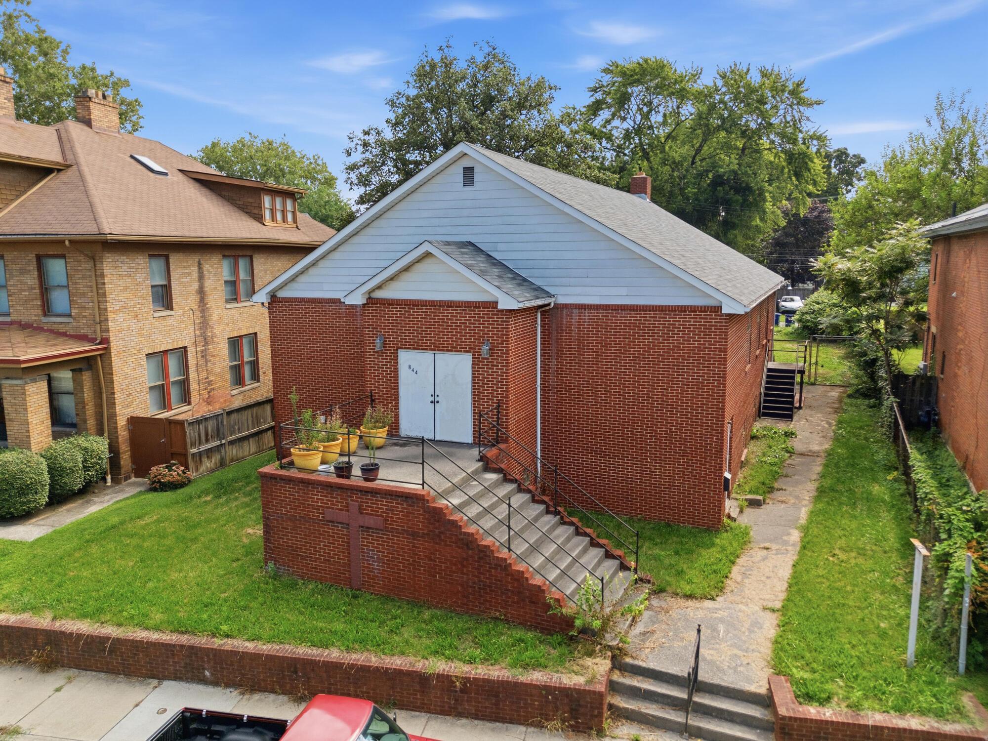 844 Summit Street Property Photo 3