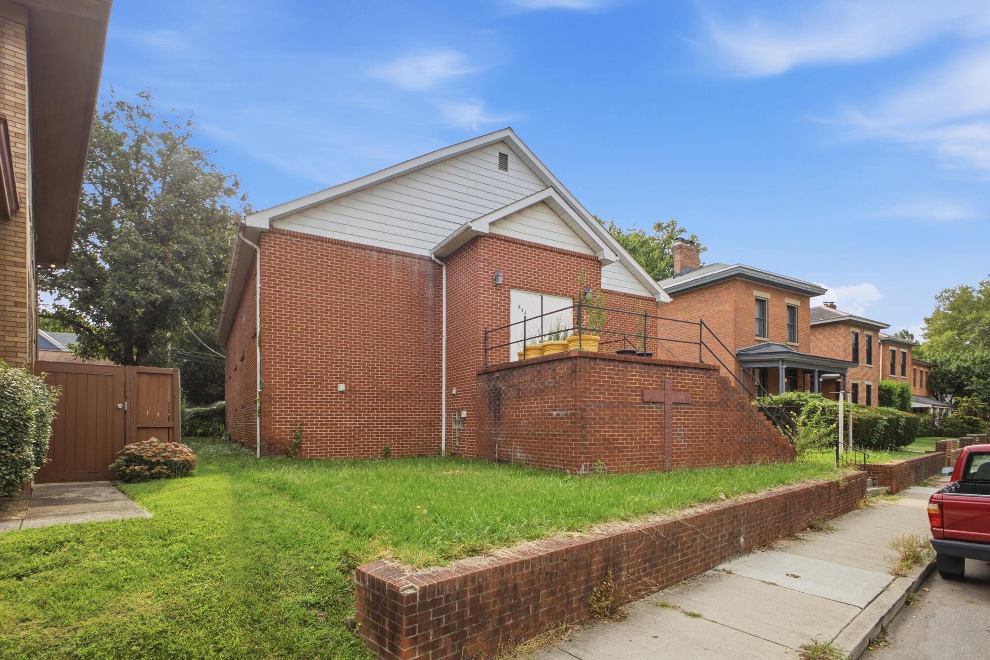 844 Summit Street Property Photo 4