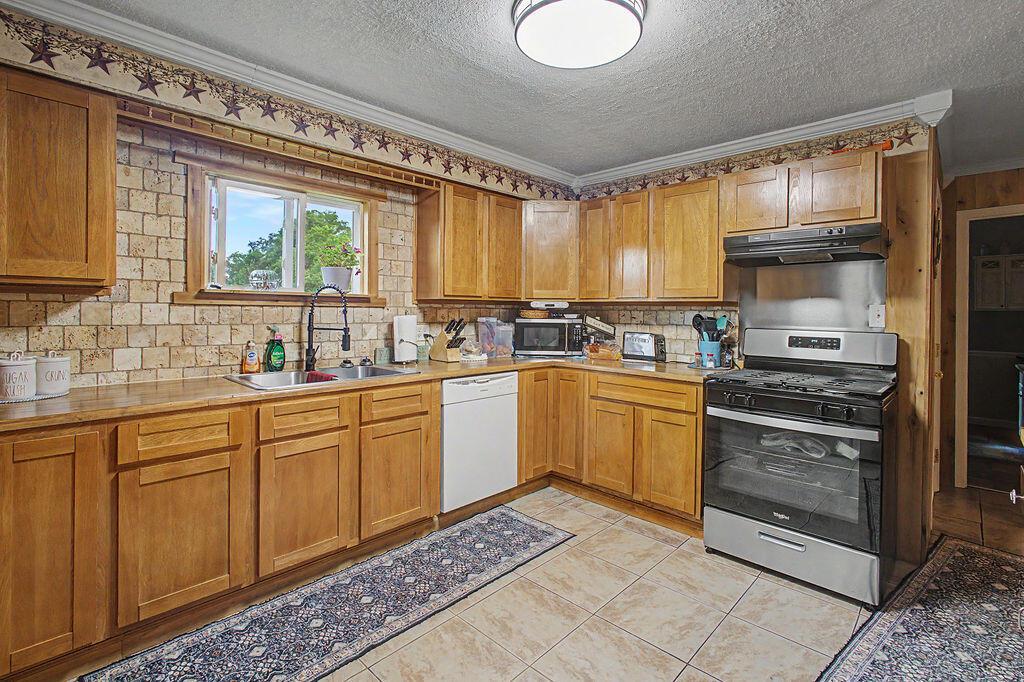 6536 Newark Road Property Photo 11