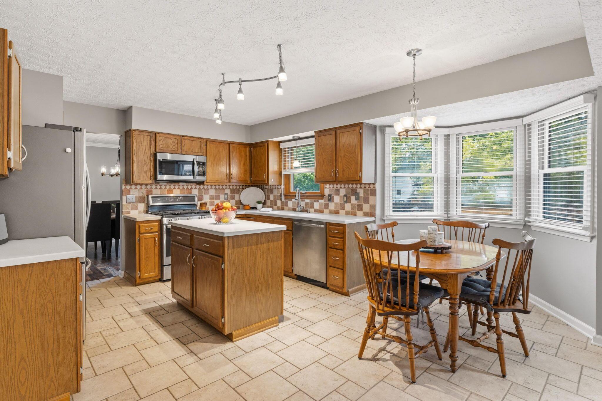342 Green Meadows Drive W Property Photo 8