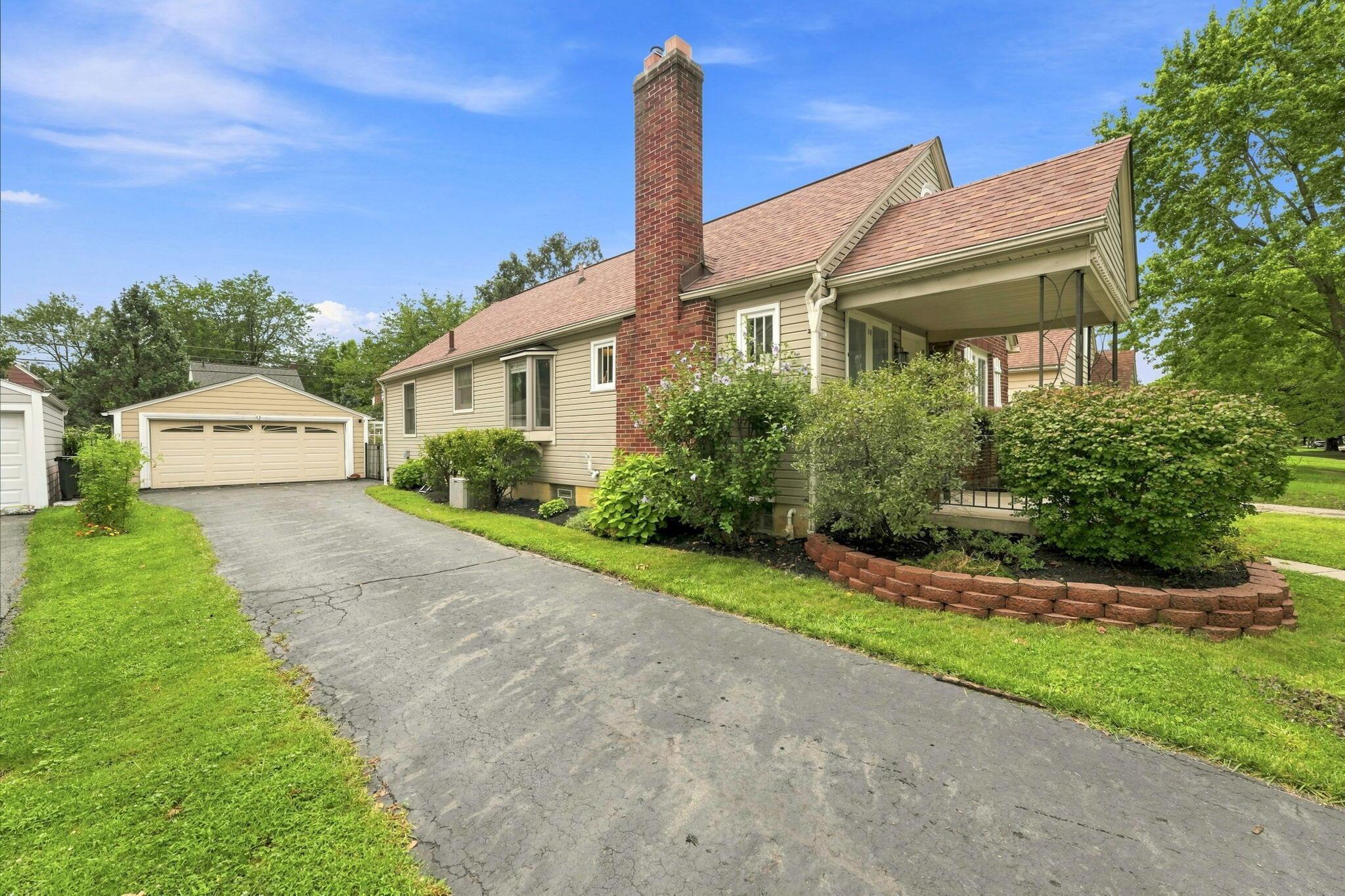 557 Fallis Road Property Photo 3