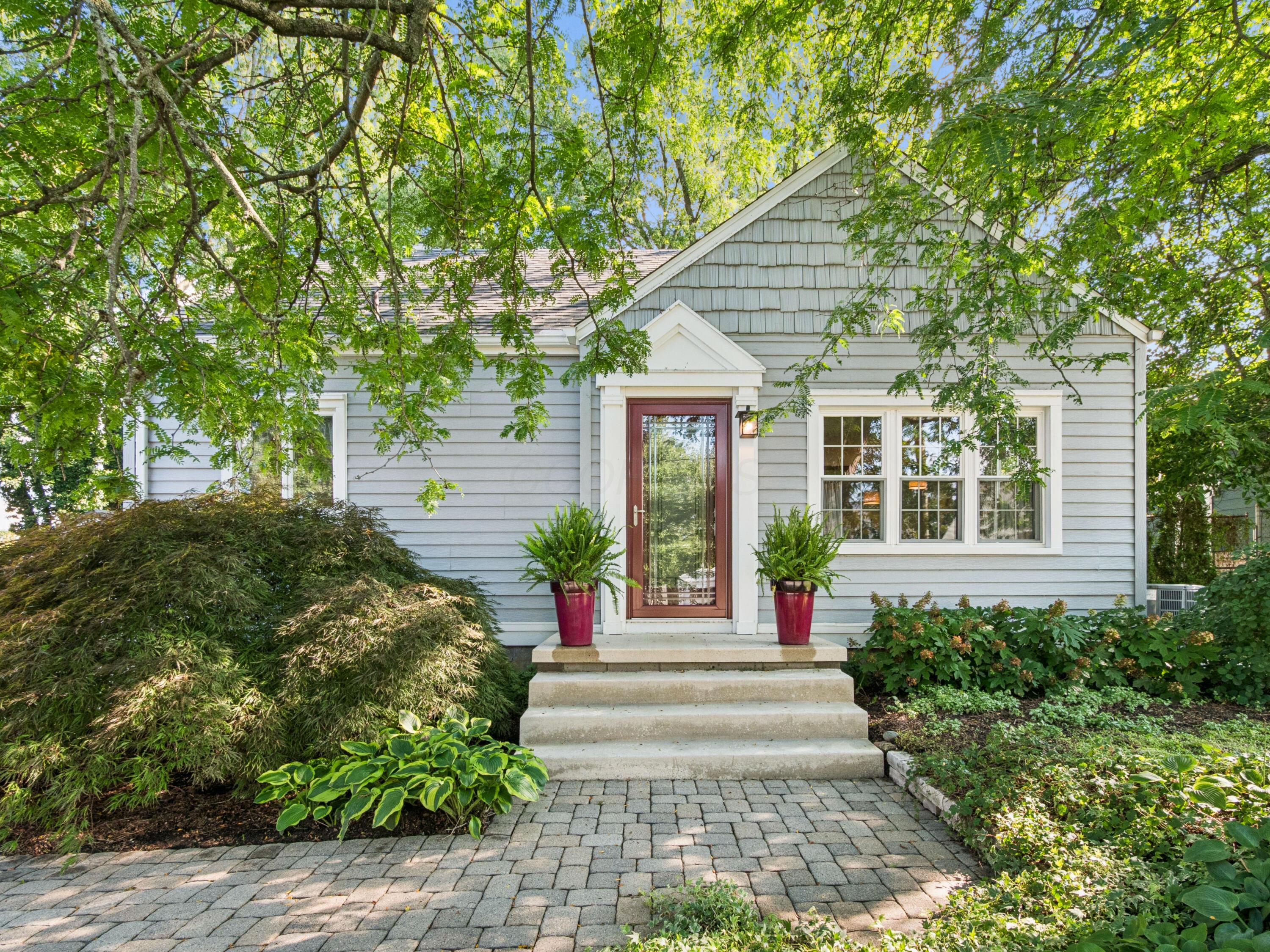 319 E Washington Avenue Property Photo 1