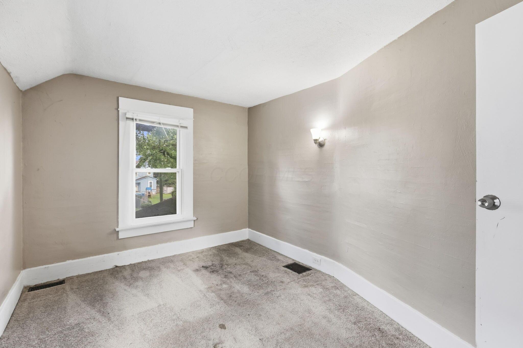 339 Wrexham Avenue Property Photo 15