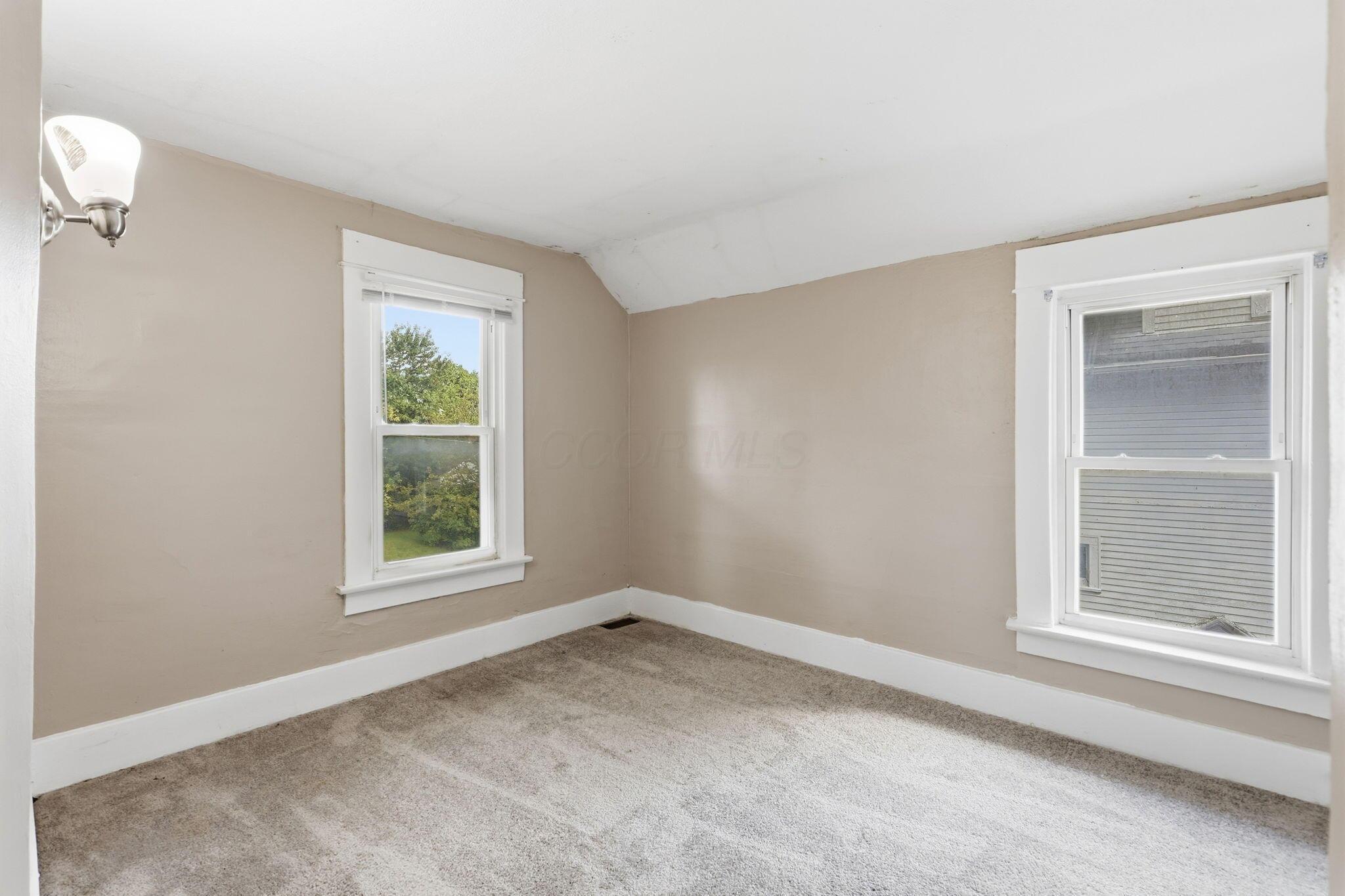339 Wrexham Avenue Property Photo 17