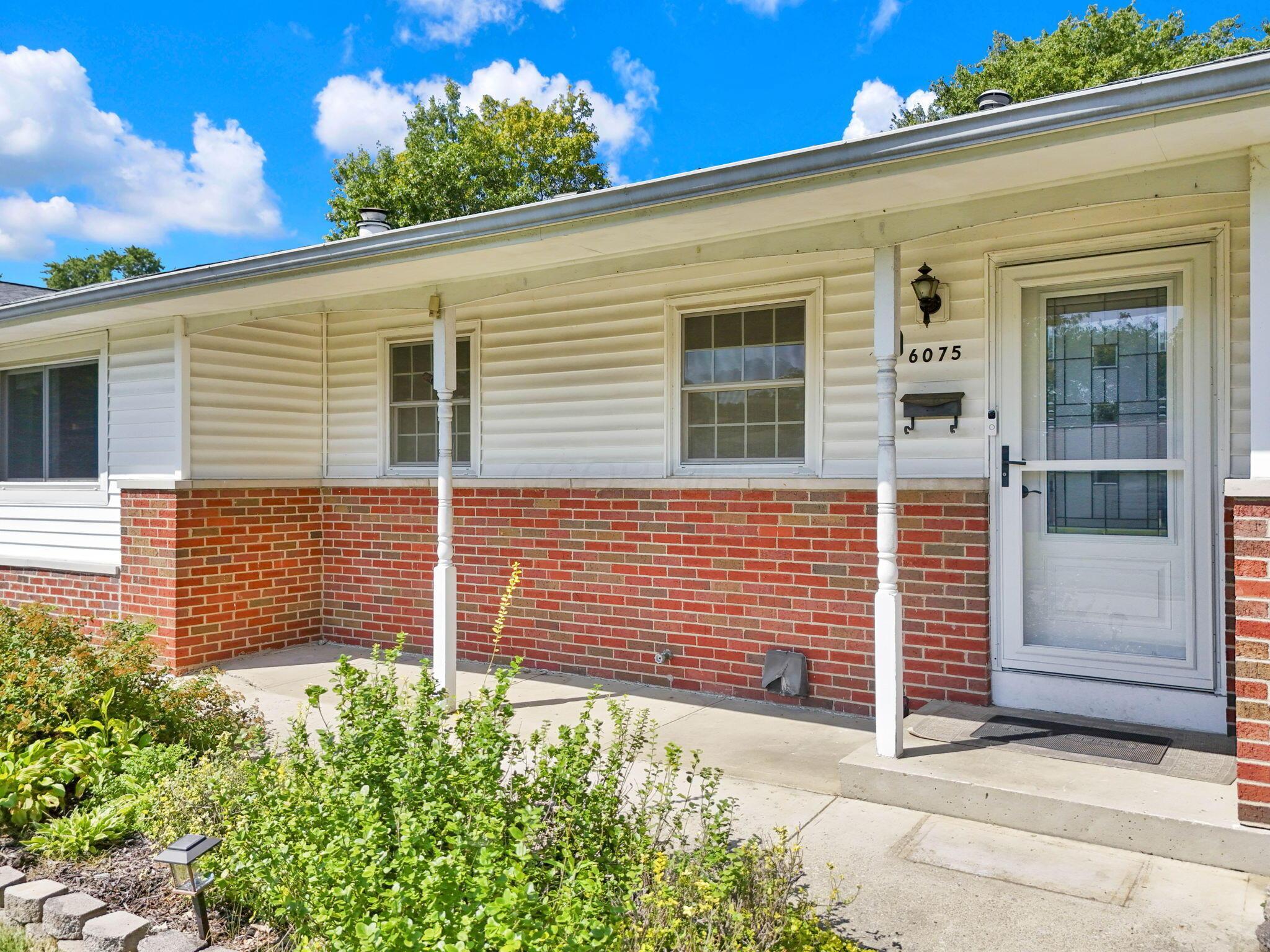 6075 Burnley Square E Property Photo 4