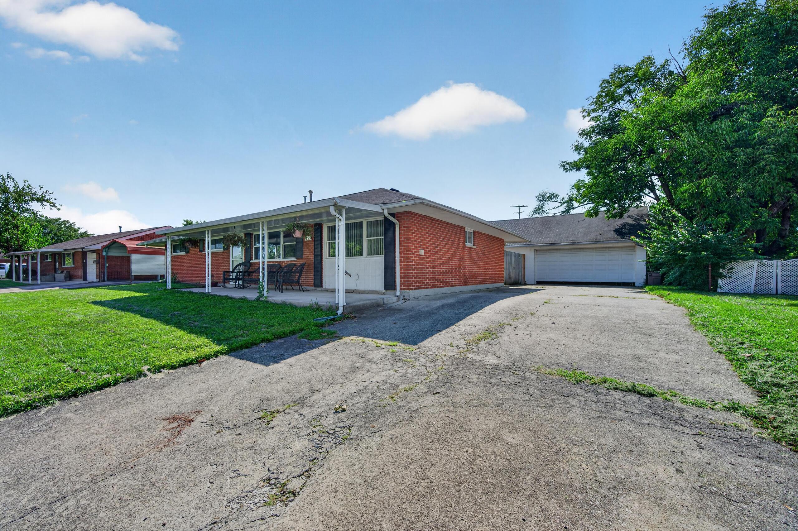 899 W Stephen Drive W Property Photo 2