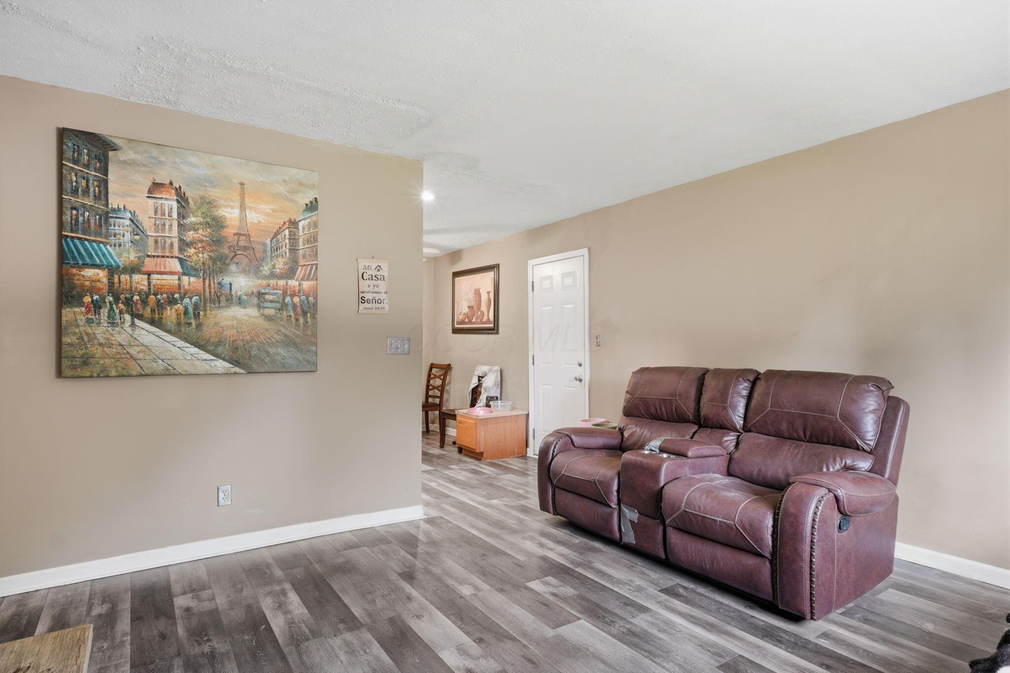 5285 Zimmer Drive Property Photo 3