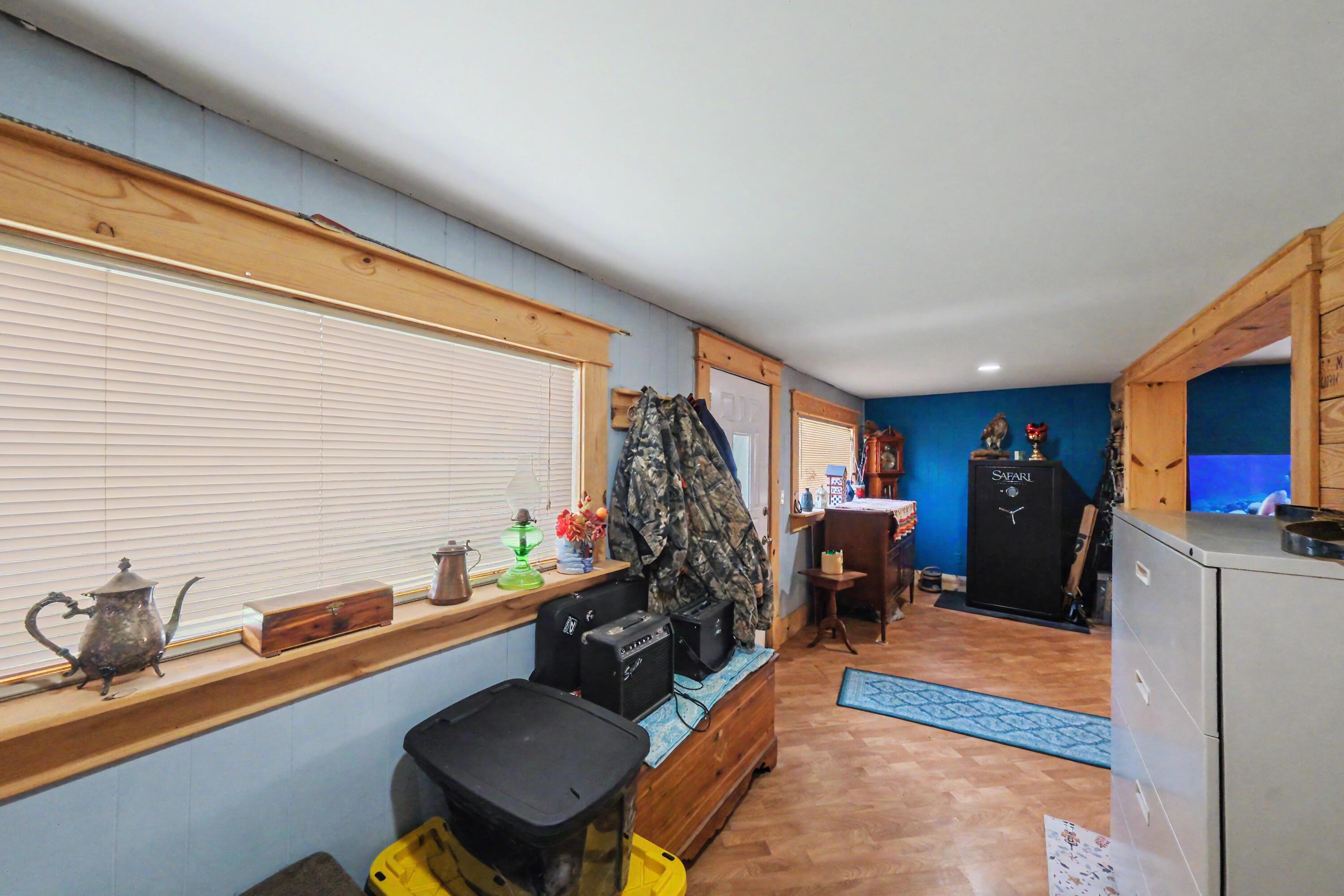 1073 Decliff Road N Property Photo 4