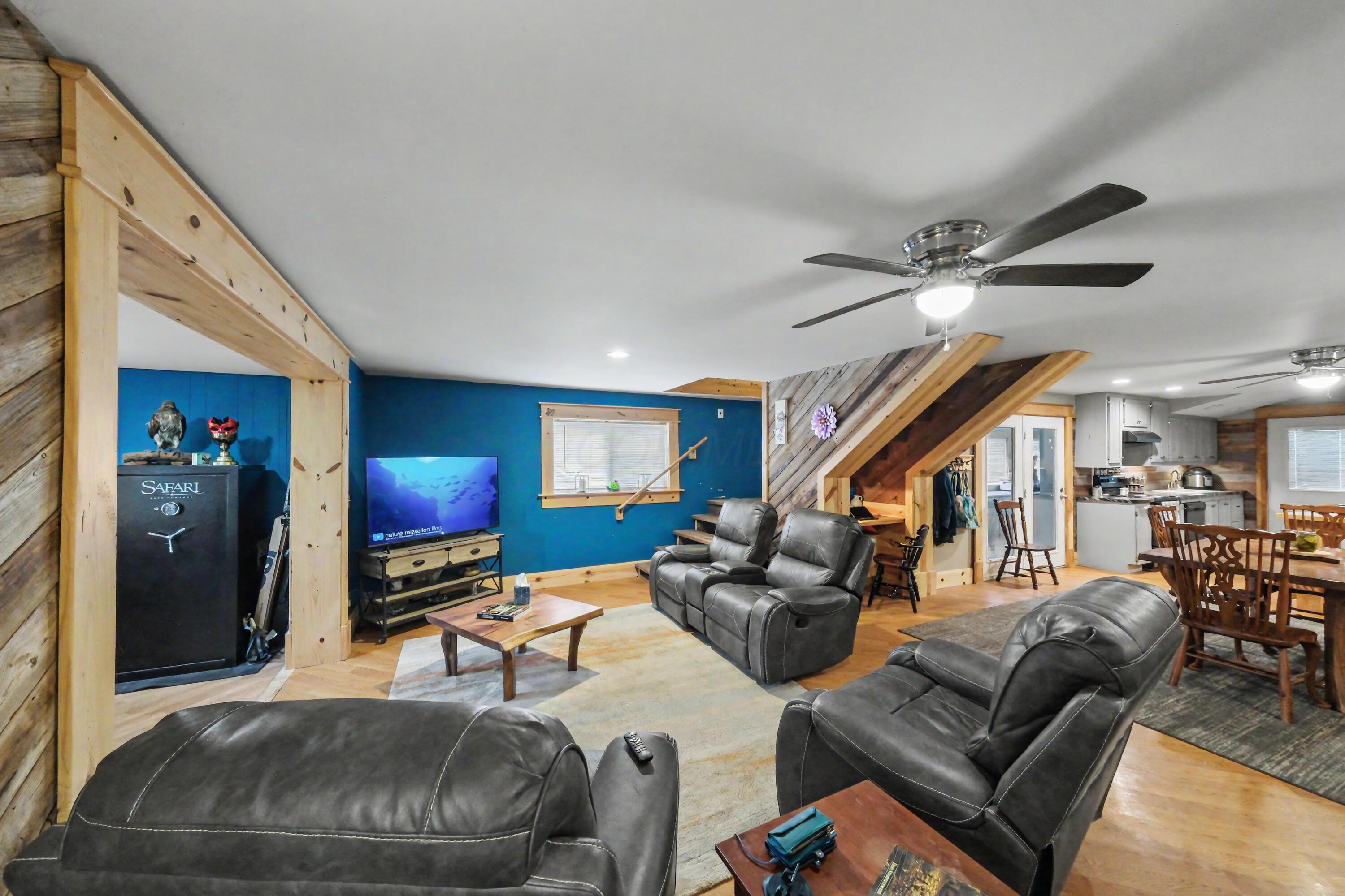 1073 Decliff Road N Property Photo 5