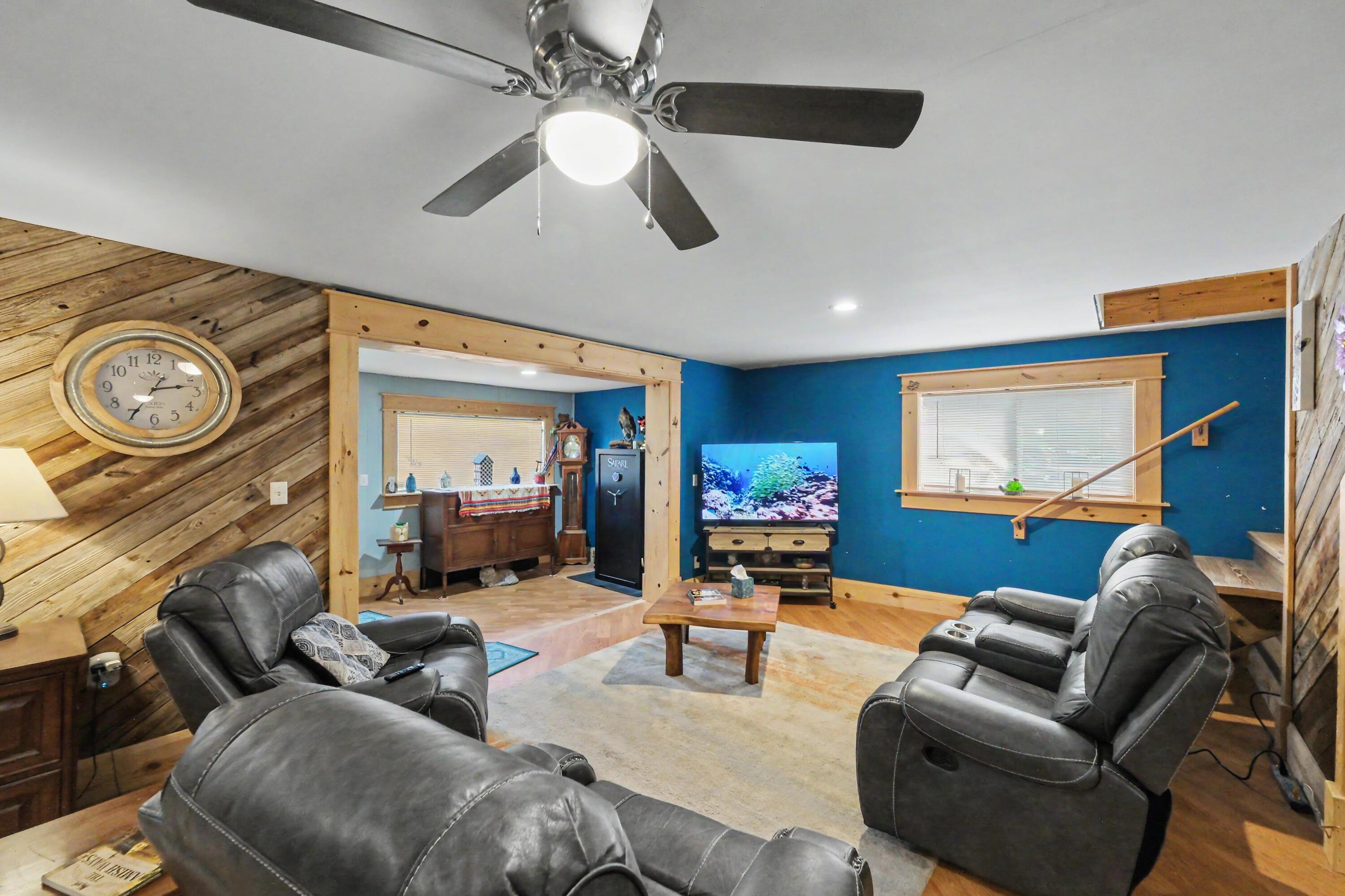 1073 Decliff Road N Property Photo 8