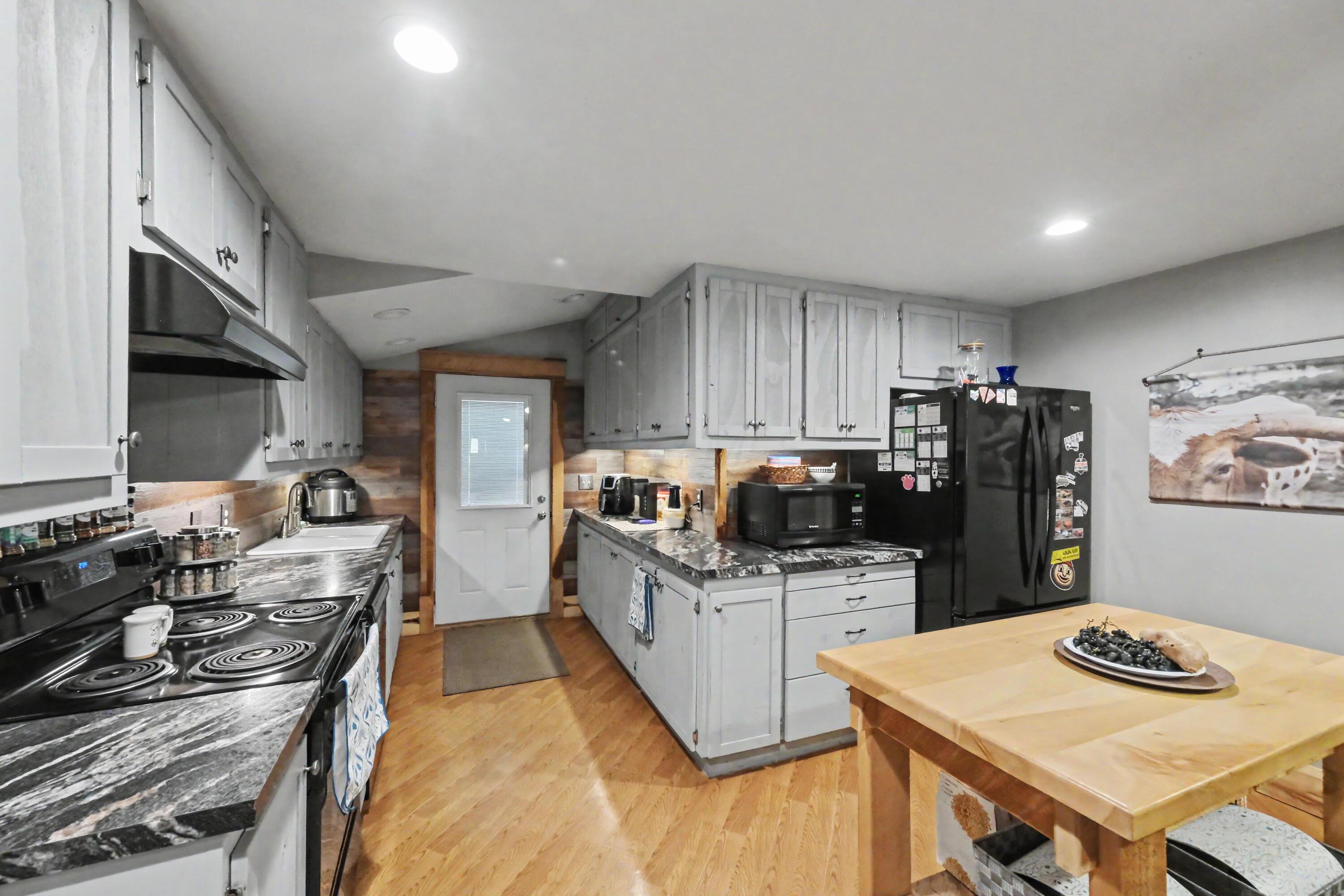 1073 Decliff Road N Property Photo 12