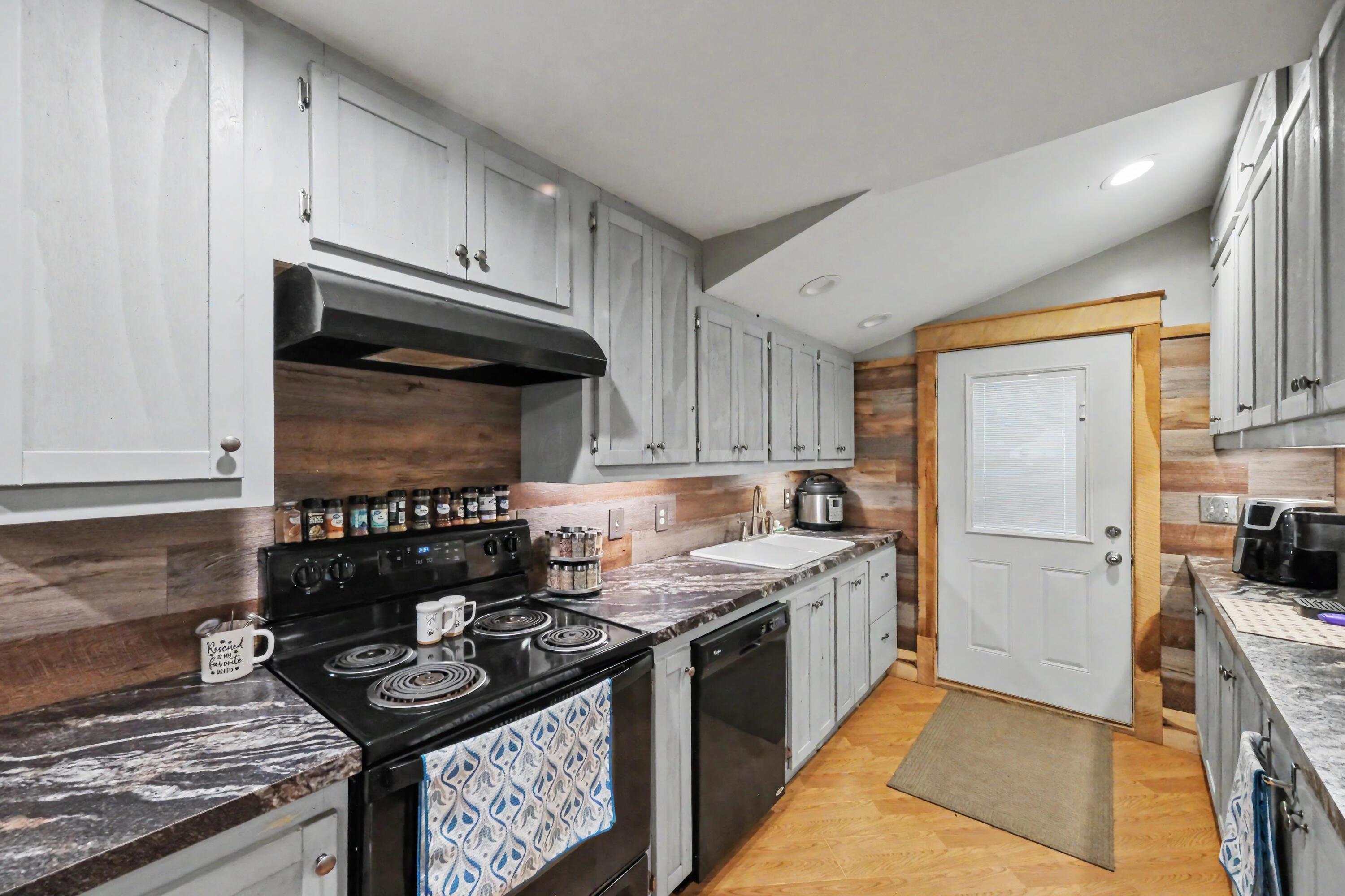 1073 Decliff Road N Property Photo 13