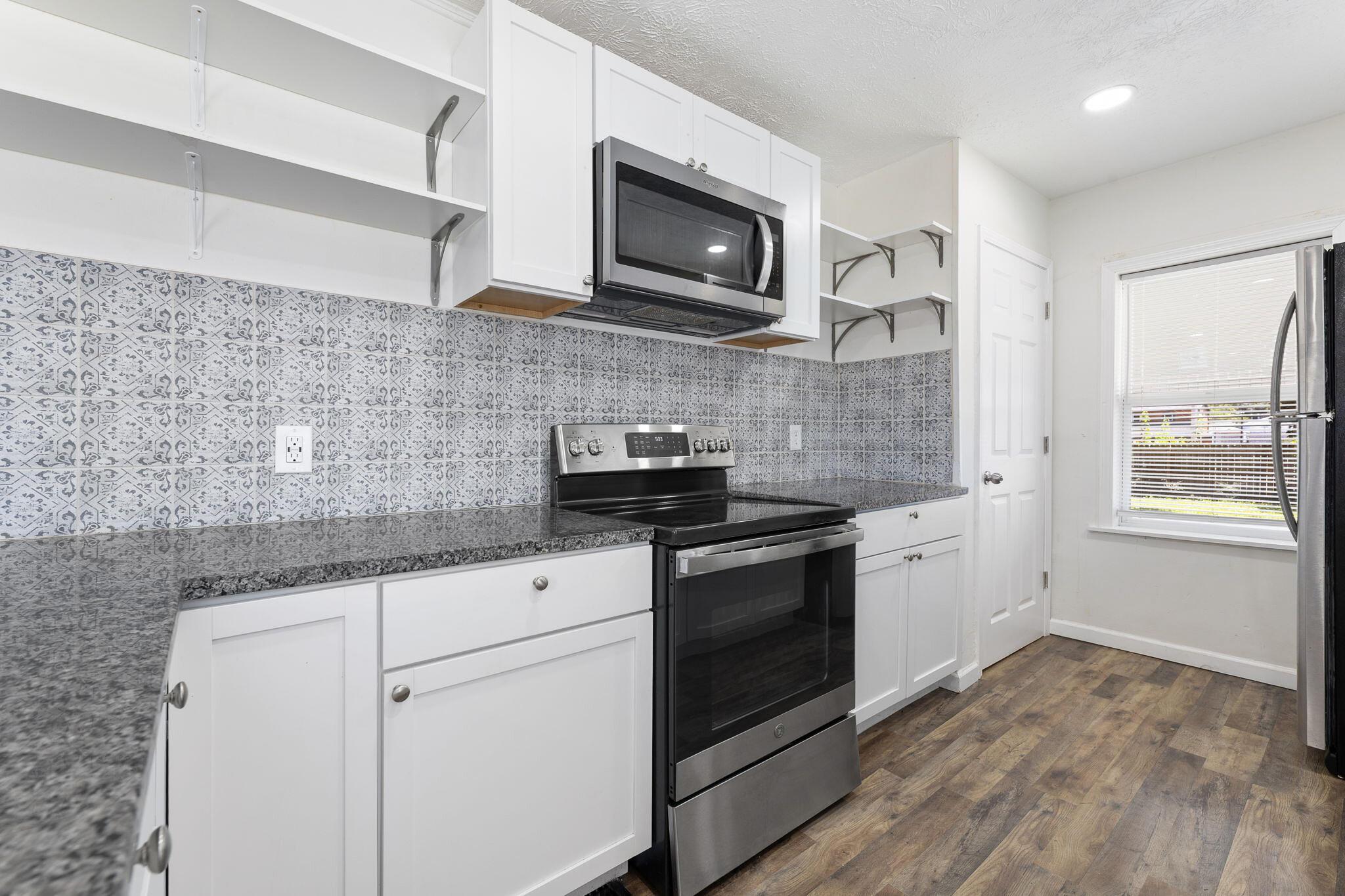 1087 Loretta Avenue Property Photo 7