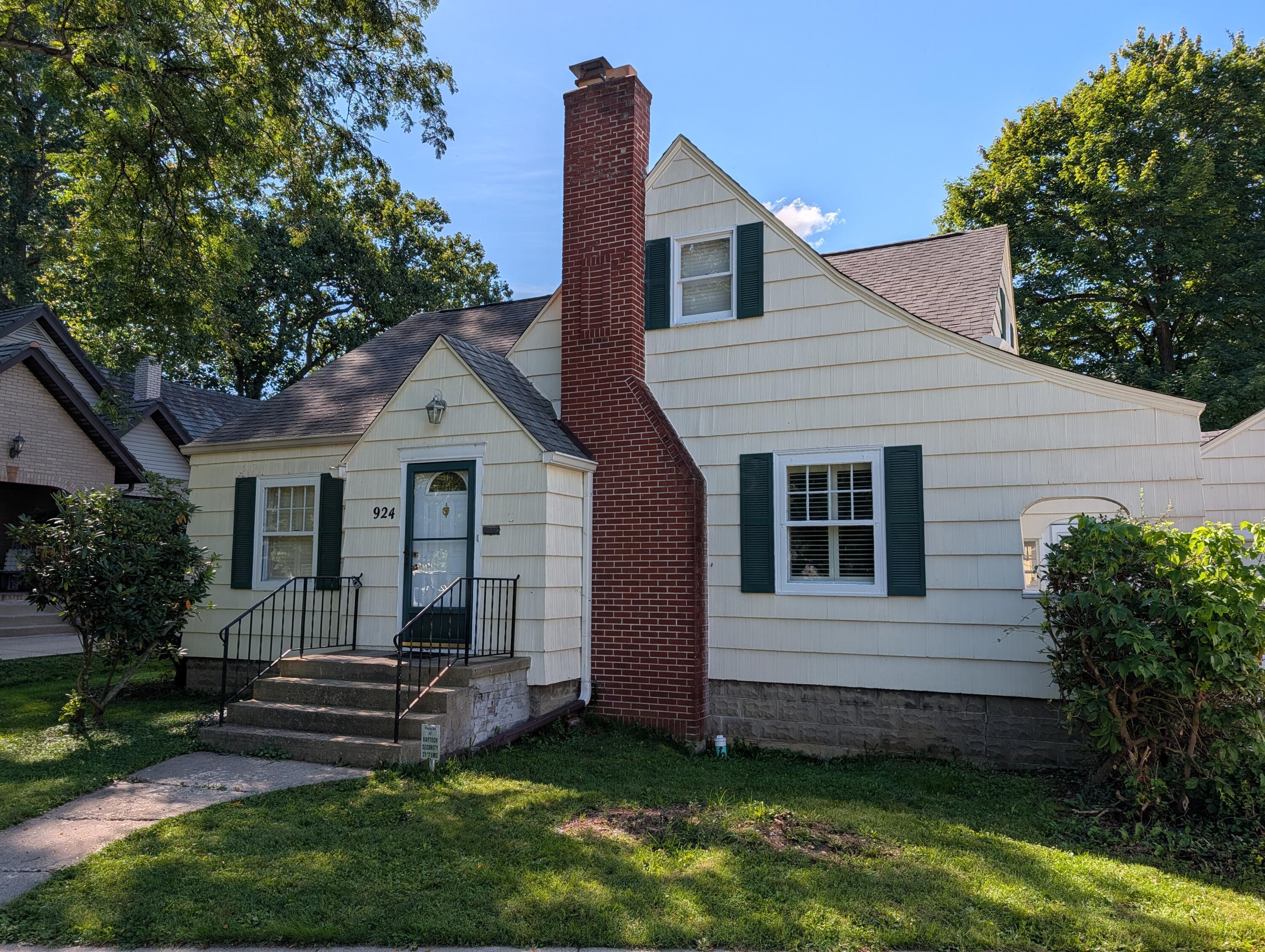 924 E High Street Property Photo 1