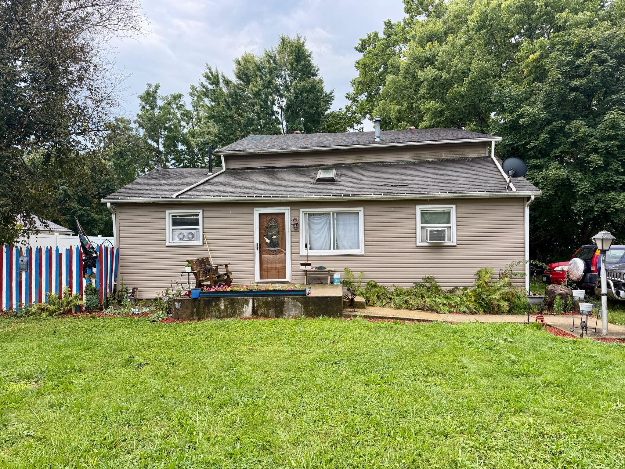 102 Vine Street E Property Photo 1