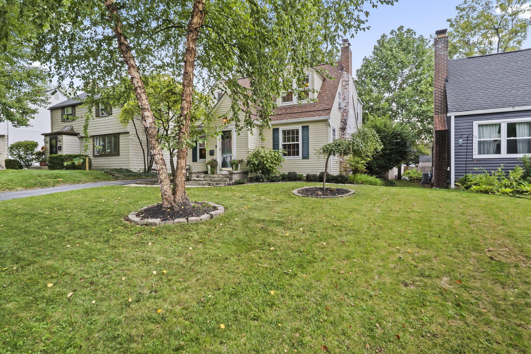249 W Schreyer Place Property Photo 2
