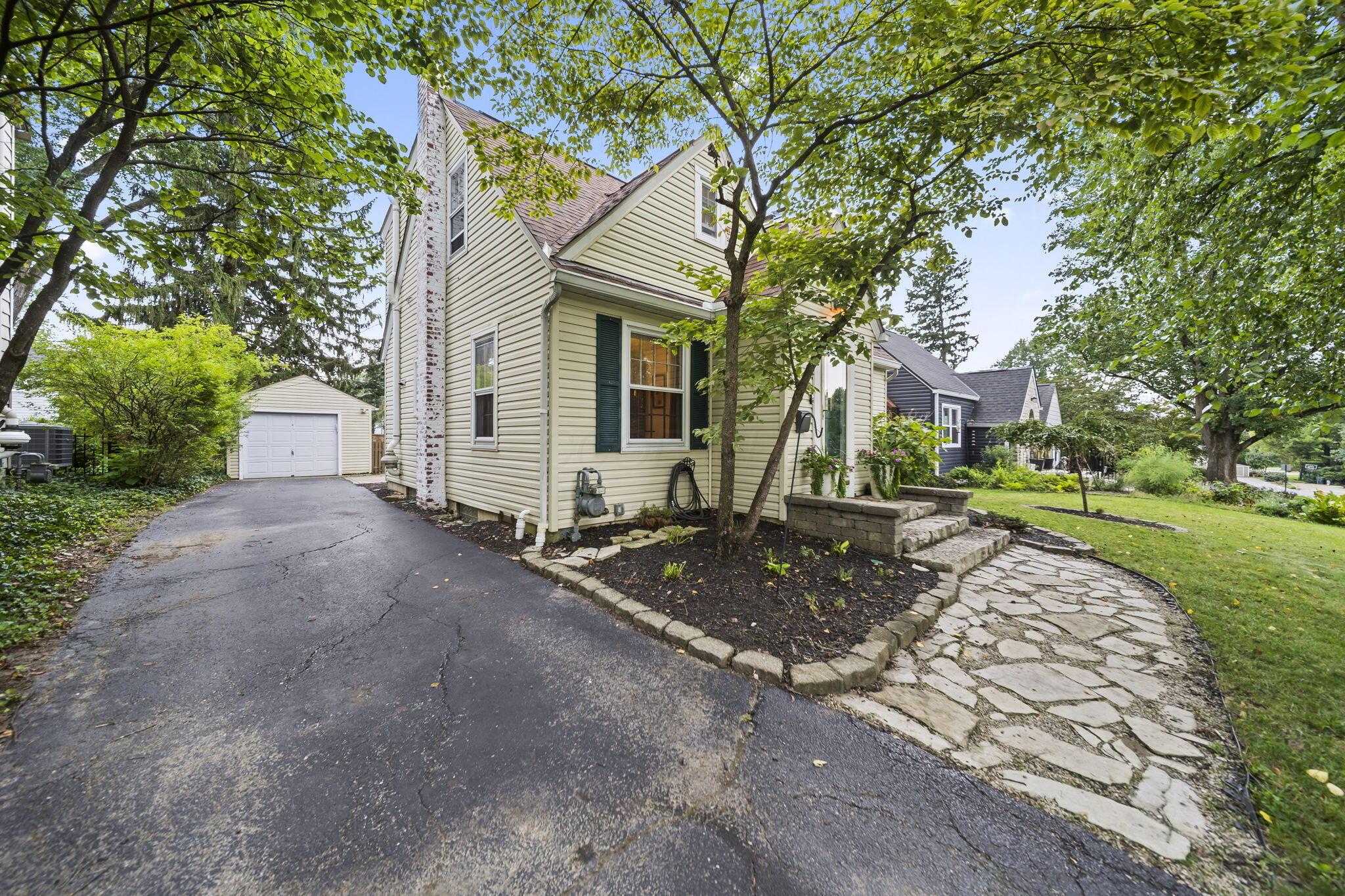 249 W Schreyer Place Property Photo 3