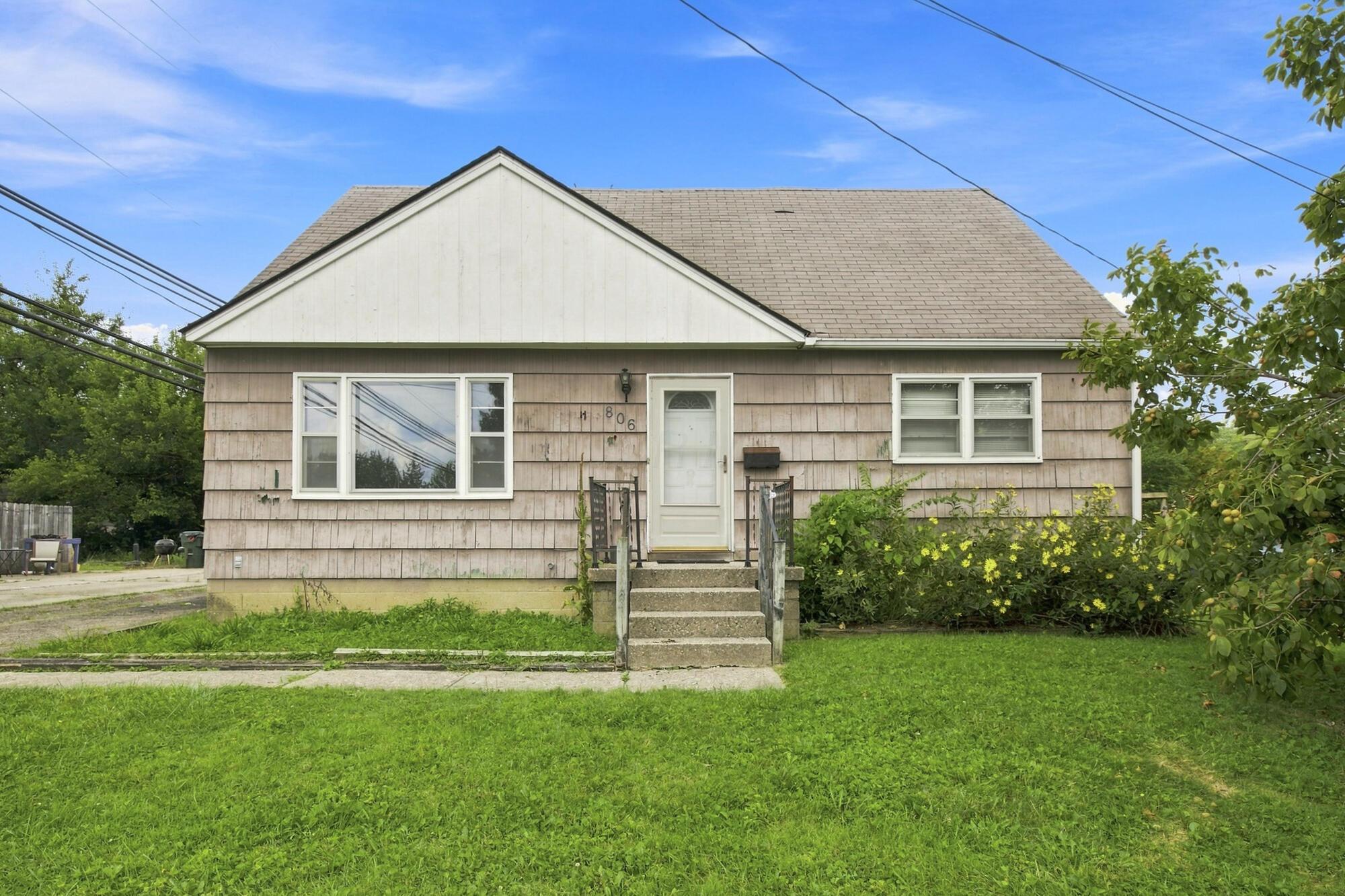 806 E Lincoln Avenue Property Photo 1