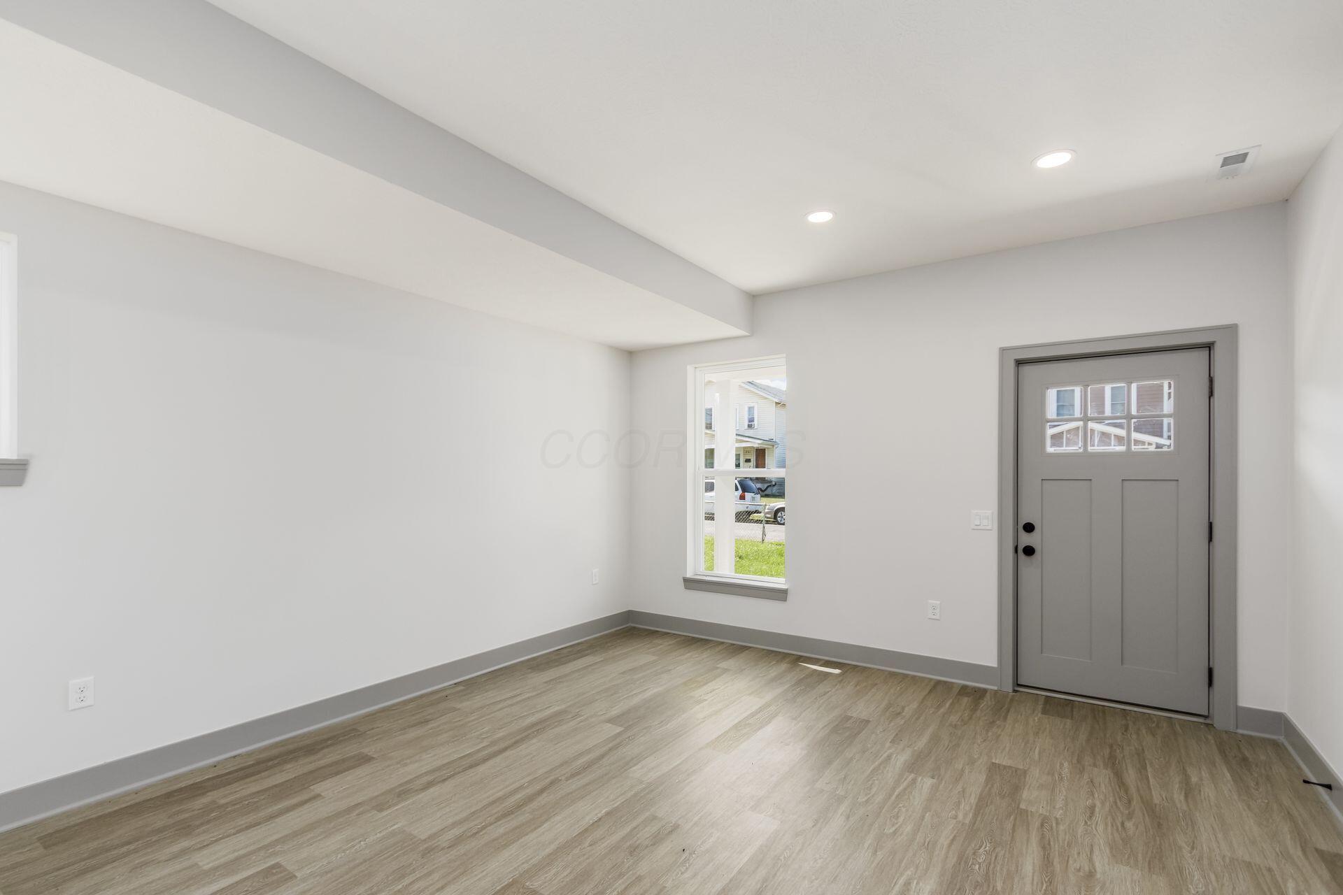 858 E Starr Avenue Property Photo 8