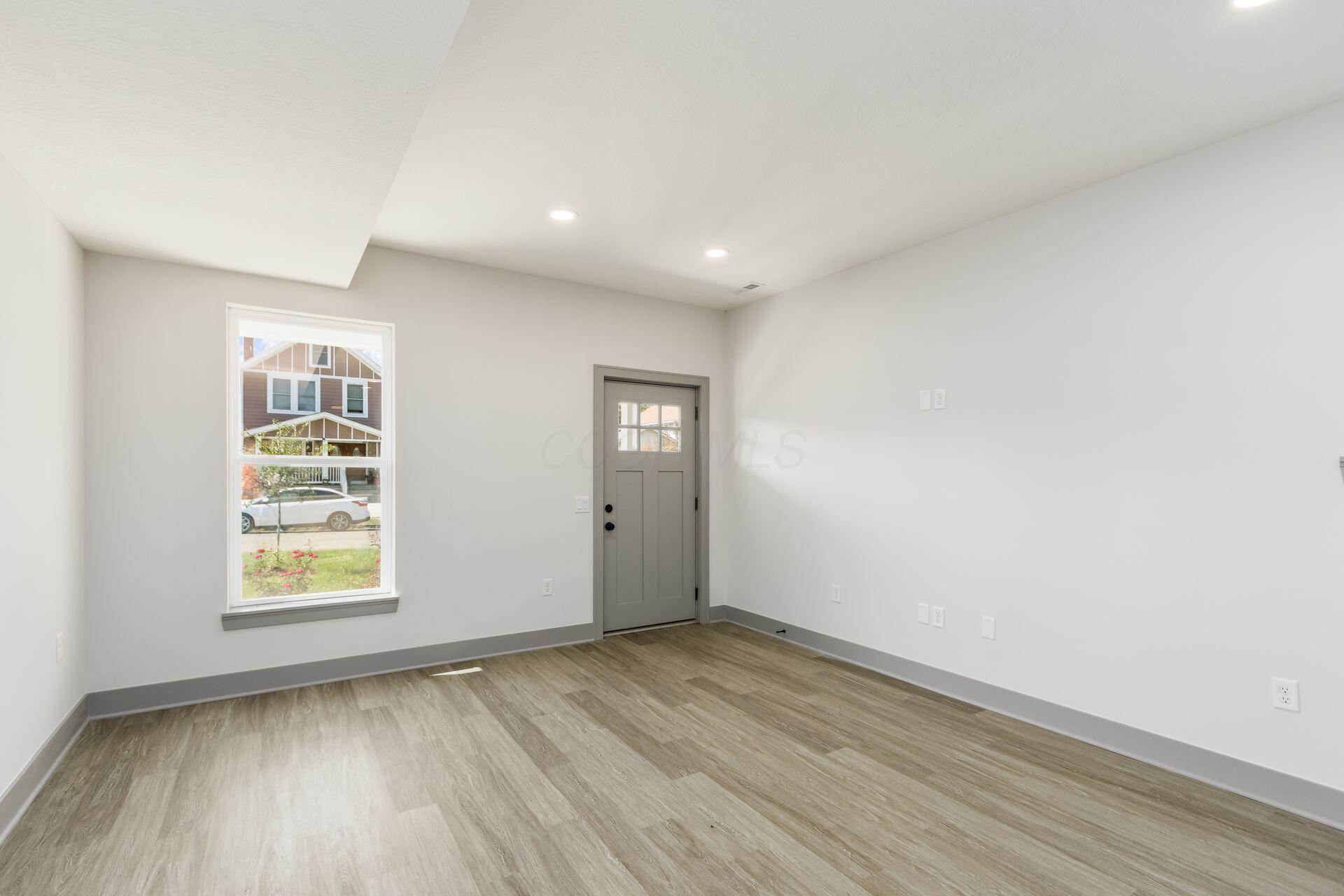 858 E Starr Avenue Property Photo 9
