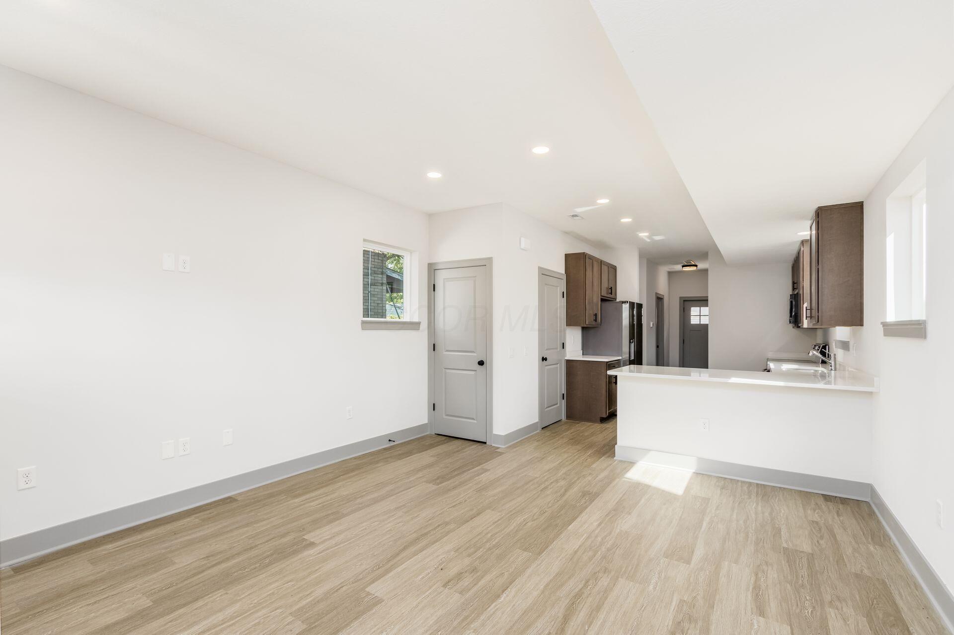 858 E Starr Avenue Property Photo 10
