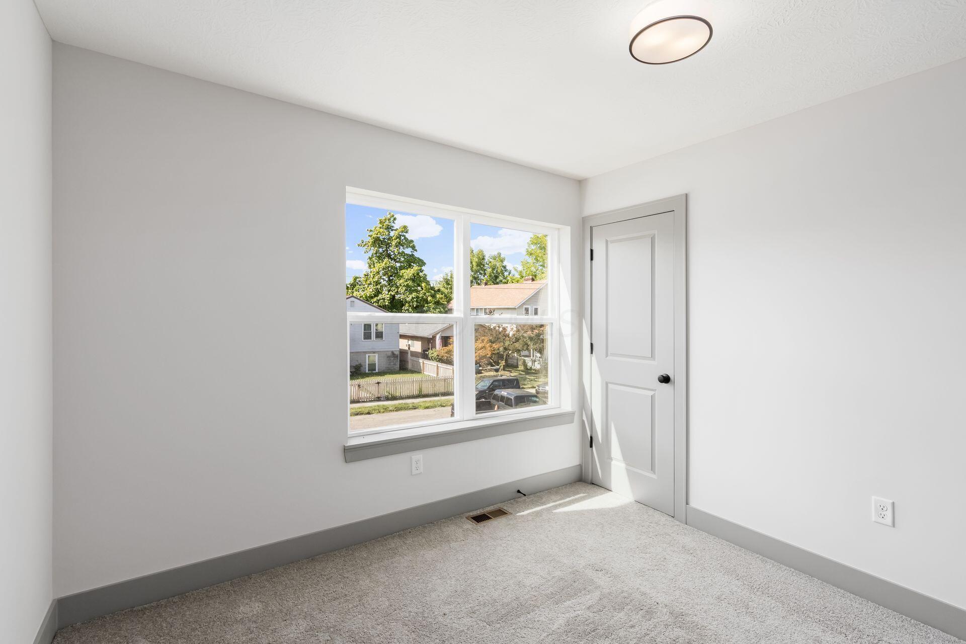 858 E Starr Avenue Property Photo 23