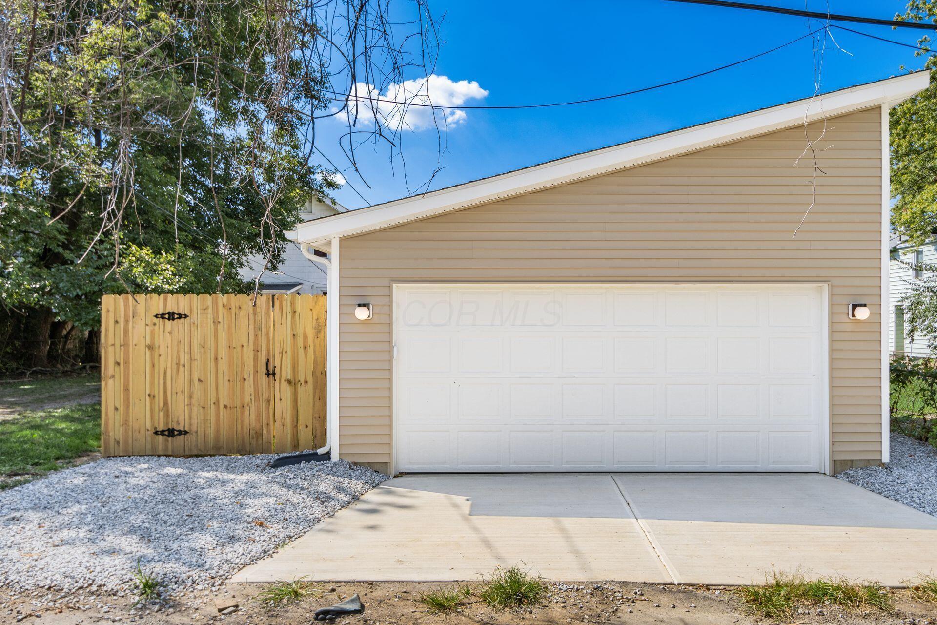 858 E Starr Avenue Property Photo 38