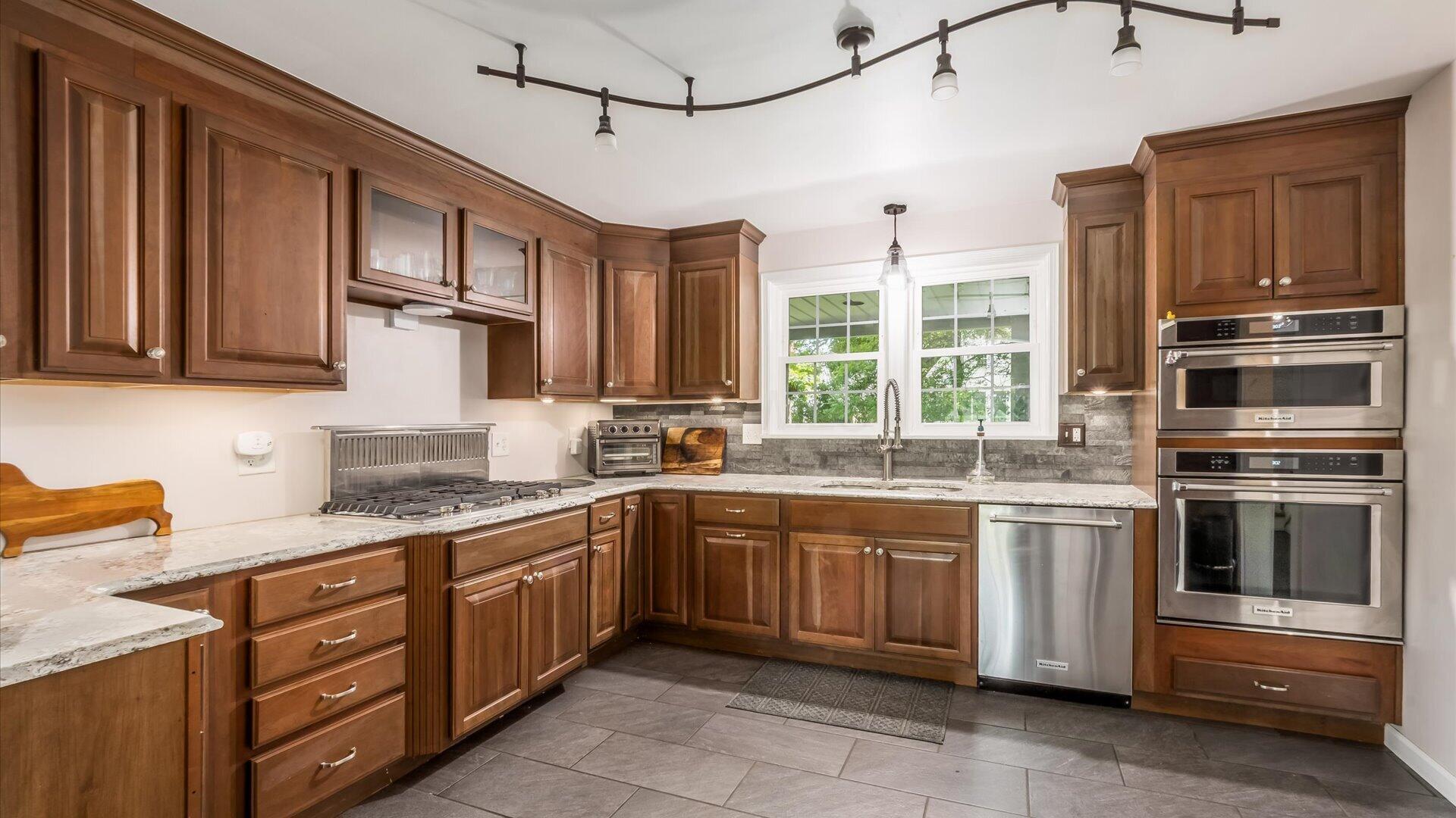 1131 Parkview Road Property Photo 4